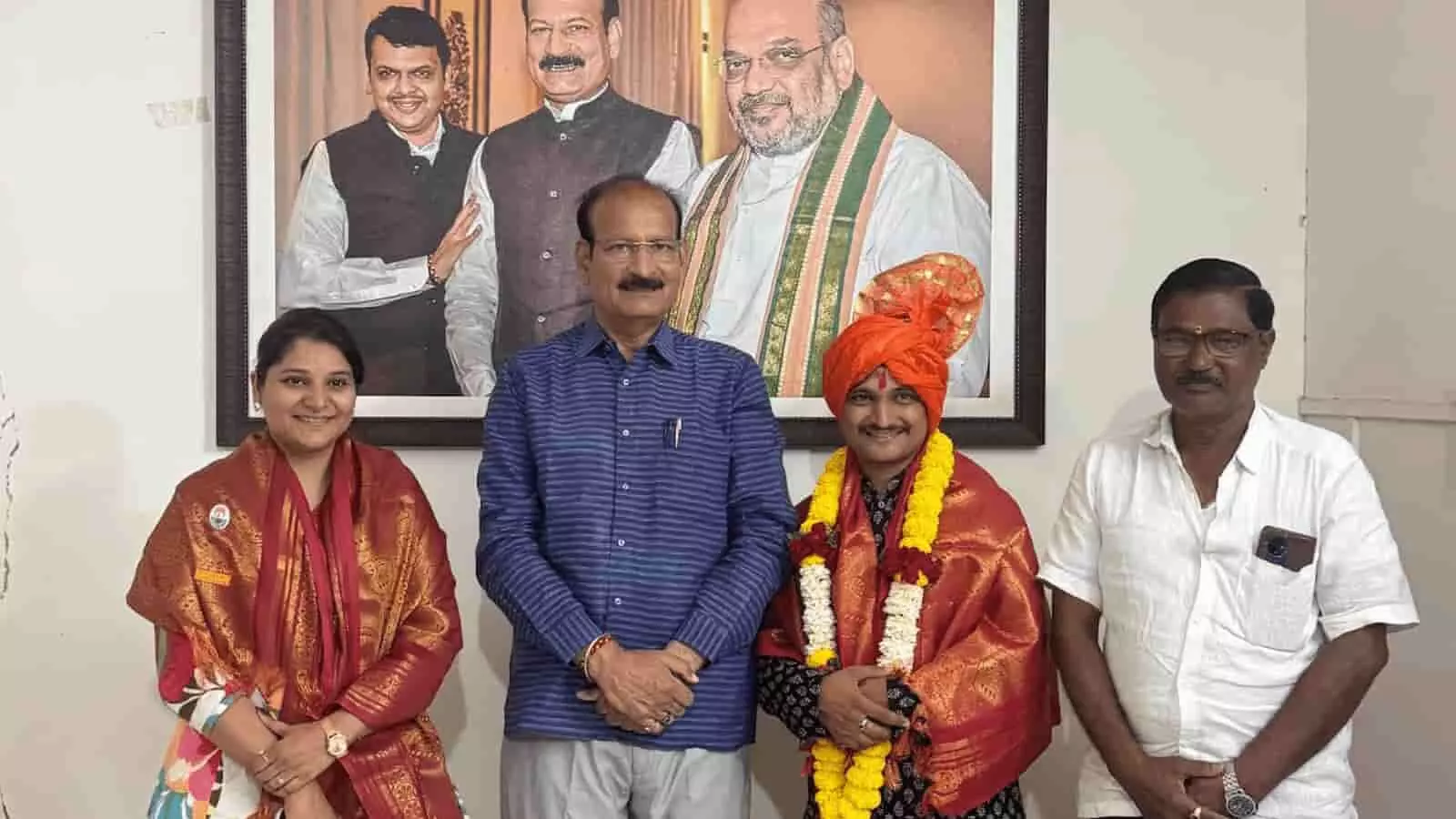 तस्वीर में दिख रहे अभिनेता अक्षय टाक और अभिनेत्री अंकिता बुरांडे-टाक परंडा में भाजपा कार्यालय में पूर्व विधायक सुजितसिंह ठाकूर के साथ नजर आ रहे हैं। तस्वीर में दिख रहे अभिनेता अक्षय टाक और अभिनेत्री अंकिता बुरांडे-टाक परंडा में भाजपा कार्यालय में पूर्व विधायक सुजितसिंह ठाकूर के साथ नजर आ रहे हैं।