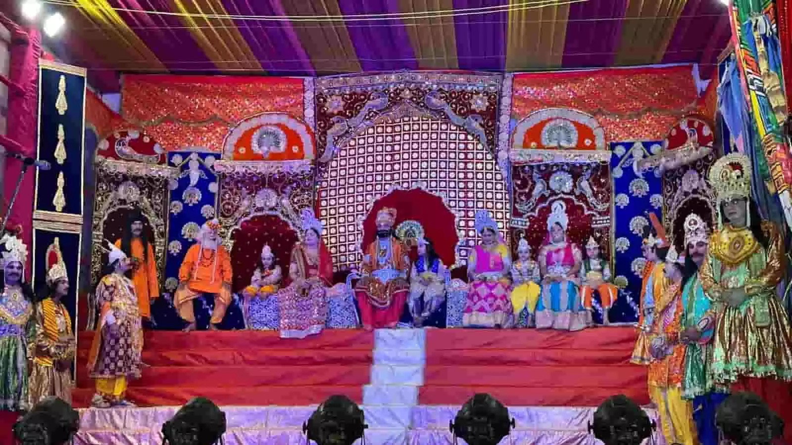 जयपुर के आदर्श नगर स्थित श्री राम मंदिर प्रांगण में रामलीला मंचन के दौरान प्रस्तुति देते कलाकार। जयपुर के आदर्श नगर स्थित श्री राम मंदिर प्रांगण में रामलीला मंचन के दौरान प्रस्तुति देते कलाकार।
