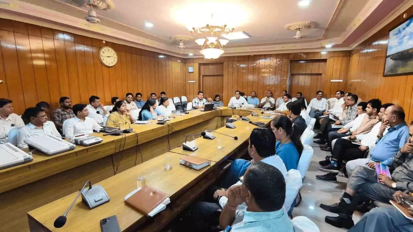 तस्वीर में दिख रहे चित्तौड़गढ़ के उप जिला निर्वाचन अधिकारी और रिटर्निंग अधिकारी पंचायती राज चुनाव व ईवीएम प्रशिक्षण बैठक में भाग लेते हुए। तस्वीर में दिख रहे चित्तौड़गढ़ के उप जिला निर्वाचन अधिकारी और रिटर्निंग अधिकारी पंचायती राज चुनाव व ईवीएम प्रशिक्षण बैठक में भाग लेते हुए।