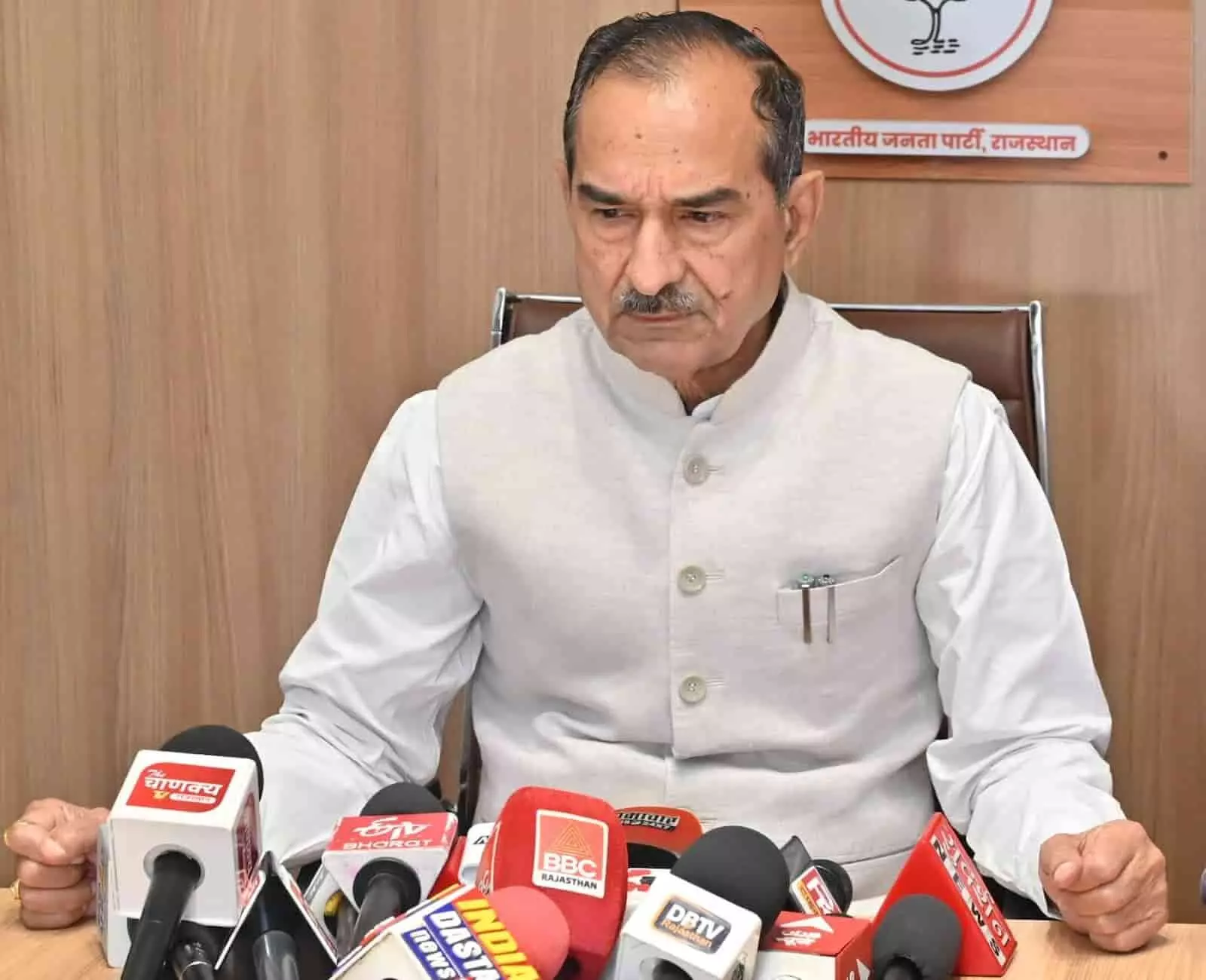 जयपुर में भारतीय जनता पार्टी के प्रदेश कार्यालय में प्रेस वार्ता करते मदन राठौड़ जयपुर में भारतीय जनता पार्टी के प्रदेश कार्यालय में प्रेस वार्ता करते मदन राठौड़