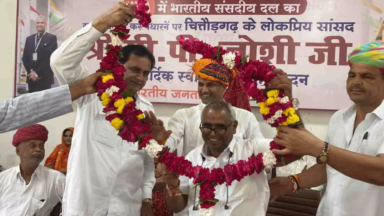 तस्वीर में दिख रहे भाजपा कार्यकर्ता और नेता चित्तौड़गढ़ लौटने पर सांसद सीपी जोशी का फूल-माला पहनाकर स्वागत करते हुए। तस्वीर में दिख रहे भाजपा कार्यकर्ता और नेता चित्तौड़गढ़ लौटने पर सांसद सीपी जोशी का फूल-माला पहनाकर स्वागत करते हुए।