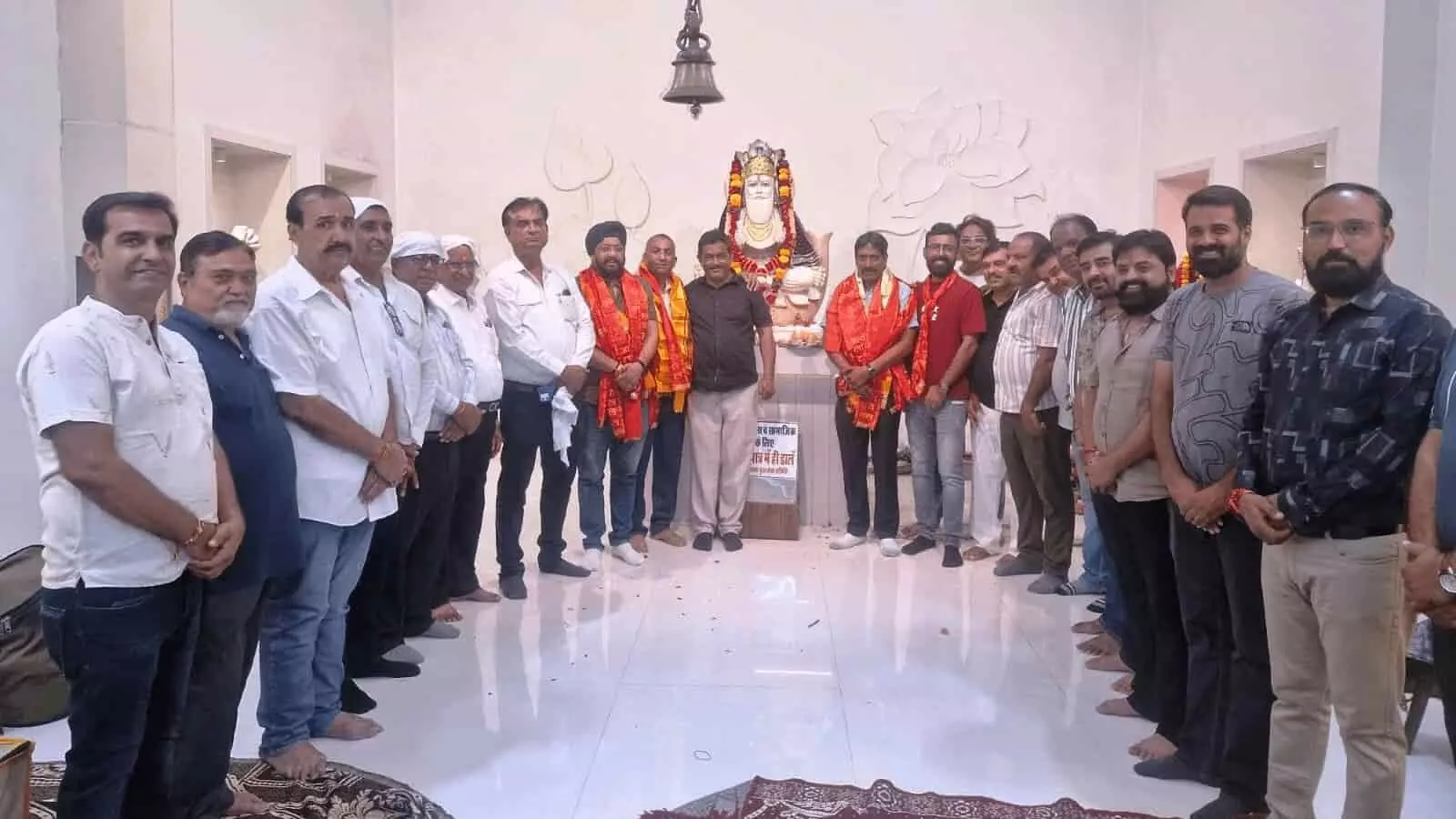 तस्वीर में दिख रहे चित्तौड़गढ़ के नवनिर्वाचित सभापति अनिल ईनाणी और उपसभापति सुदर्शन रामपुरिया झूलेलाल मंदिर में सिंधी समाज के लोगों के साथ अभिनंदन कार्यक्रम में उपस्थित हैं। तस्वीर में दिख रहे चित्तौड़गढ़ के नवनिर्वाचित सभापति अनिल ईनाणी और उपसभापति सुदर्शन रामपुरिया झूलेलाल मंदिर में सिंधी समाज के लोगों के साथ अभिनंदन कार्यक्रम में उपस्थित हैं।
