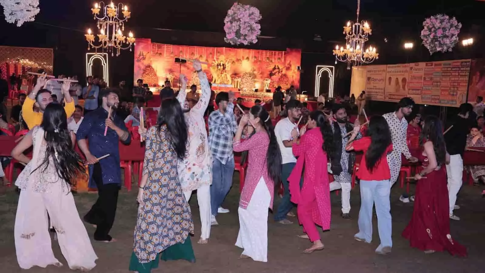 तस्वीर में दिख रहे युवक-युवतियां चित्तौड़गढ़ में आयोजित नवरात्रि डांडिया महोत्सव के दौरान रंग-बिरंगी पोशाकों में डांडिया नृत्य करते हुए। तस्वीर में दिख रहे युवक-युवतियां चित्तौड़गढ़ में आयोजित नवरात्रि डांडिया महोत्सव के दौरान रंग-बिरंगी पोशाकों में डांडिया नृत्य करते हुए।