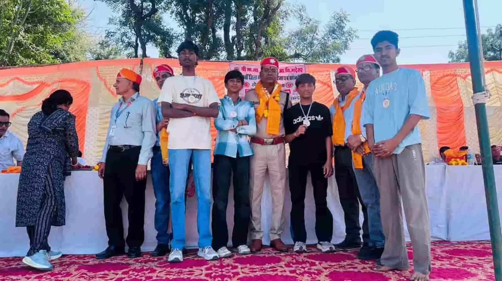 तस्वीर में दिख रहे केपीएस सीनियर सेकेंडरी स्कूल आकोला के छात्र जिला स्तरीय खेल प्रतियोगिता में पदक जीतकर मंच पर खड़े हैं। तस्वीर में दिख रहे केपीएस सीनियर सेकेंडरी स्कूल आकोला के छात्र जिला स्तरीय खेल प्रतियोगिता में पदक जीतकर मंच पर खड़े हैं।
