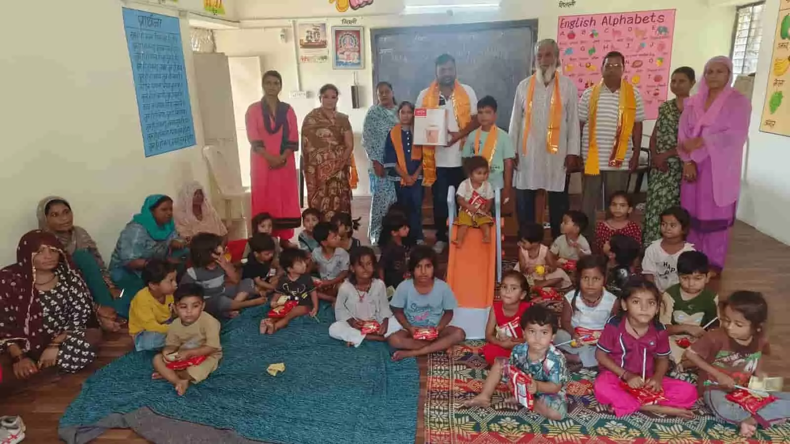 तस्वीर में दिख रहे निंबाहेड़ा के आंगनवाड़ी केंद्र में अग्रवाल परिवार के सदस्य बच्चों और स्थानीय पार्षदों के साथ सेवा कार्य के दौरान उपस्थित हैं। तस्वीर में दिख रहे निंबाहेड़ा के आंगनवाड़ी केंद्र में अग्रवाल परिवार के सदस्य बच्चों और स्थानीय पार्षदों के साथ सेवा कार्य के दौरान उपस्थित हैं।