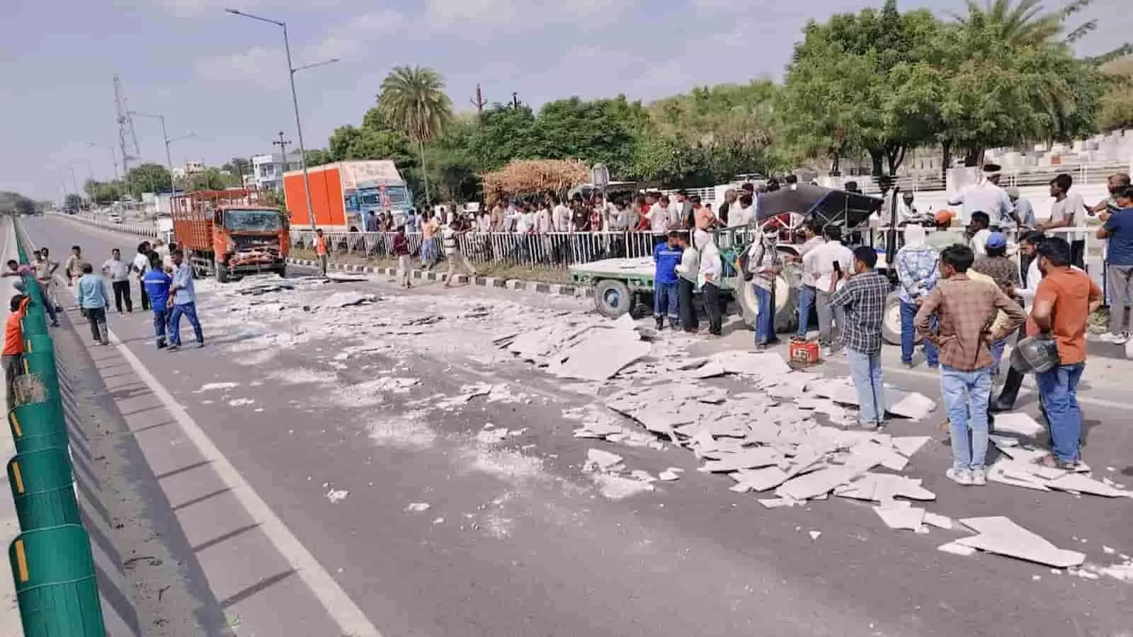 केलवा में सड़क हादसे के बाद सड़क पर बिखरे मार्बल के टुकड़े और मौके पर जमा लोग। केलवा में सड़क हादसे के बाद सड़क पर बिखरे मार्बल के टुकड़े और मौके पर जमा लोग।
