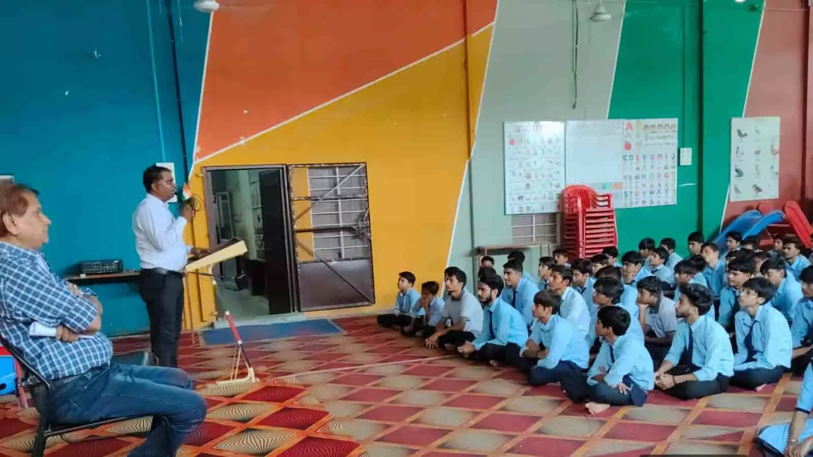 गंगापुर सिटी के एक स्कूल में विधिक जागरूकता शिविर के दौरान विद्यार्थियों को संबोधित करते अधिवक्ता। गंगापुर सिटी के एक स्कूल में विधिक जागरूकता शिविर के दौरान विद्यार्थियों को संबोधित करते अधिवक्ता।