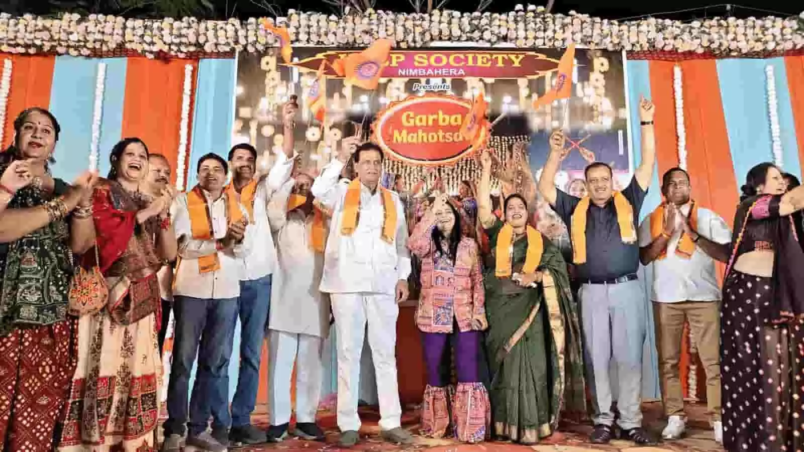 तस्वीर में दिख रहे निम्बाहेड़ा के विधायक श्रीचंद कृपलानी और हेल्प सोसायटी के पदाधिकारी मंच पर झंडे लहराकर गरबा महोत्सव का आनंद लेते हुए। तस्वीर में दिख रहे निम्बाहेड़ा के विधायक श्रीचंद कृपलानी और हेल्प सोसायटी के पदाधिकारी मंच पर झंडे लहराकर गरबा महोत्सव का आनंद लेते हुए।