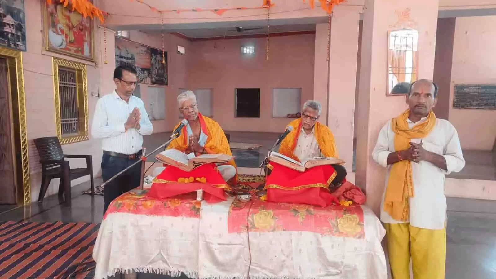 : तस्वीर में दिख रहे निकुंभ स्थित हनुमान मंदिर में व्यास पीठ पर बैठकर पाठी अखंड रामायण का पाठ कर रहे हैं। : तस्वीर में दिख रहे निकुंभ स्थित हनुमान मंदिर में व्यास पीठ पर बैठकर पाठी अखंड रामायण का पाठ कर रहे हैं।
