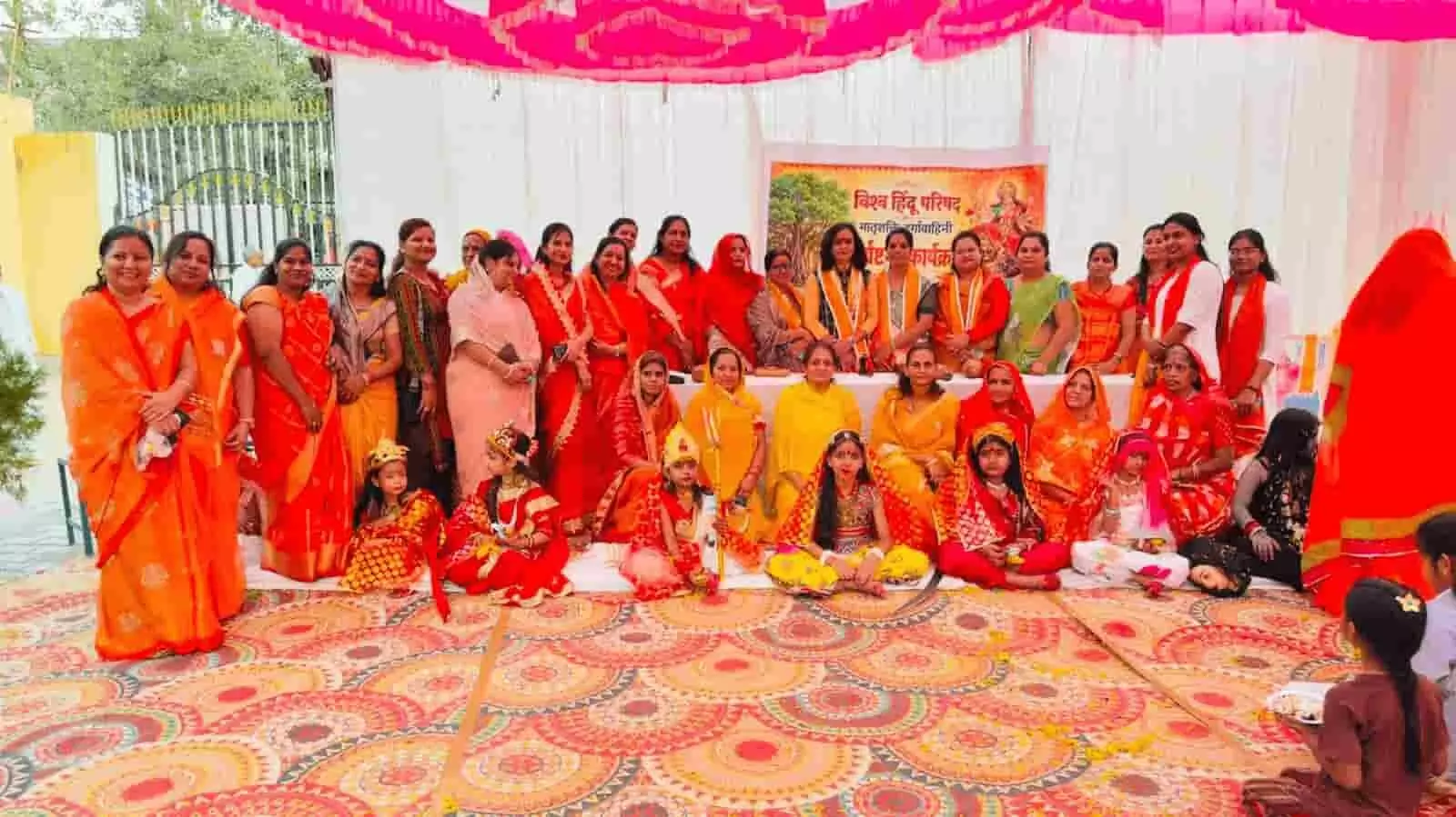 तस्वीर में दिख रही विश्व हिंदू परिषद दुर्गा वाहिनी की सदस्य बड़ी सादड़ी में कन्या तस्वीर में दिख रही विश्व हिंदू परिषद दुर्गा वाहिनी की सदस्य बड़ी सादड़ी में कन्या