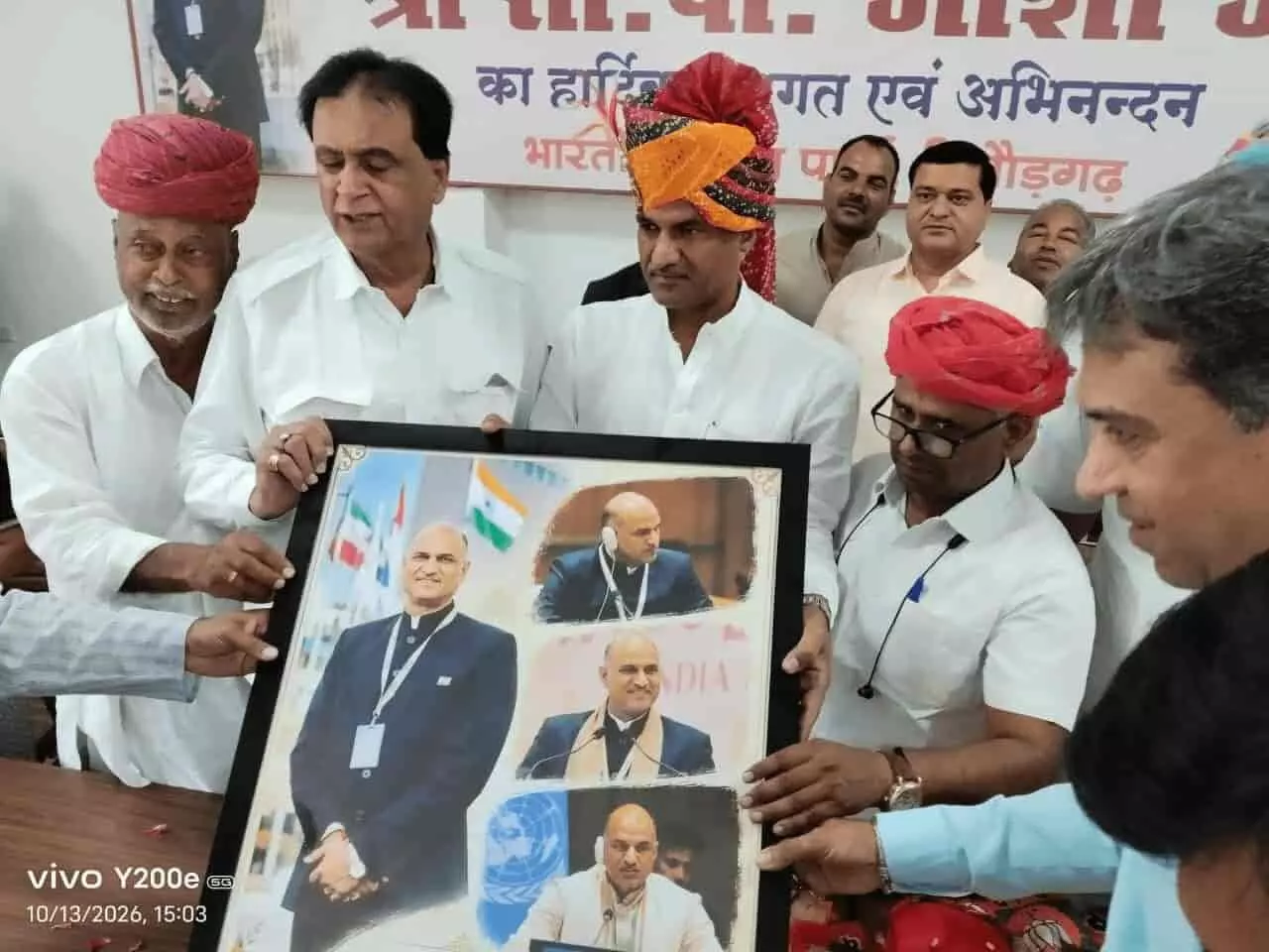 तस्वीर में दिख रही स्मृति चिन्ह भेंट करते हुए विधायक श्रीचंद कृपलानी और सांसद सीपी जोशी चित्तौड़गढ़ में स्वागत समारोह के दौरान। तस्वीर में दिख रही स्मृति चिन्ह भेंट करते हुए विधायक श्रीचंद कृपलानी और सांसद सीपी जोशी चित्तौड़गढ़ में स्वागत समारोह के दौरान।