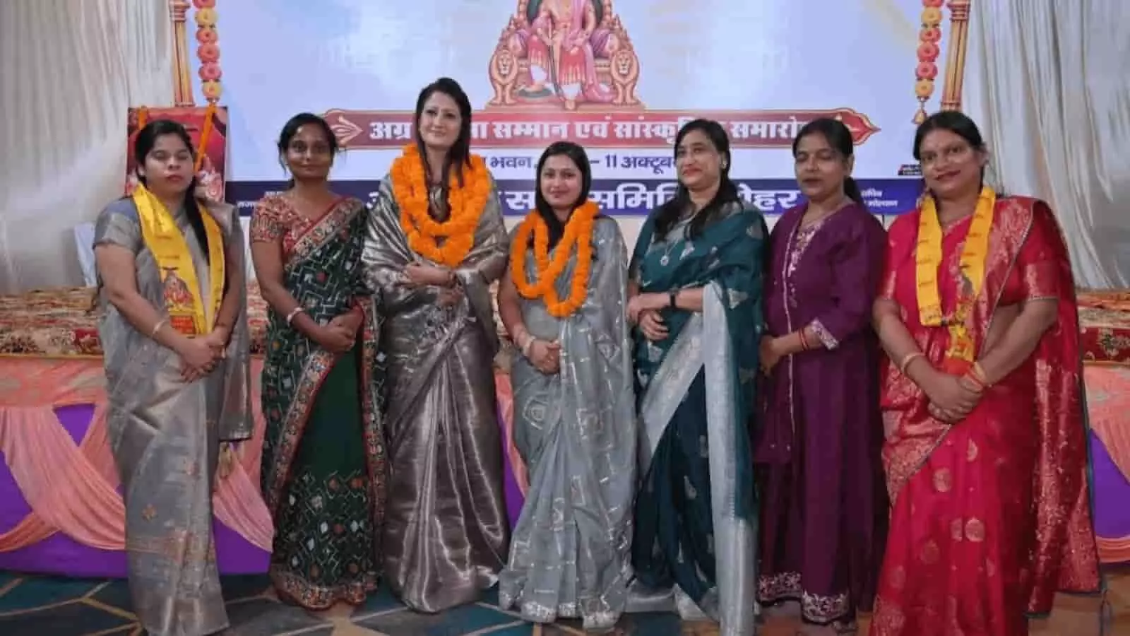 तस्वीर में दिख रही नवनियुक्त अध्यक्ष प्रियंका खदरिया और अन्य पदाधिकारी नोहर में। तस्वीर में दिख रही नवनियुक्त अध्यक्ष प्रियंका खदरिया और अन्य पदाधिकारी नोहर में।