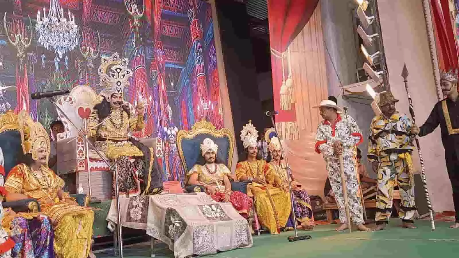 तस्वीर में दिख रही नोहर में आयोजित बाड़ी वाली रामलीला के दौरान कलाकार रावण दरबार प्रसंग का मंचन करते हुए। तस्वीर में दिख रही नोहर में आयोजित बाड़ी वाली रामलीला के दौरान कलाकार रावण दरबार प्रसंग का मंचन करते हुए।