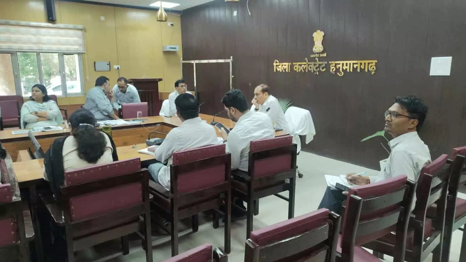 तस्वीर में दिख रहे हनुमानगढ़ जिला कलेक्ट्रेट सभागार में समीक्षा बैठक के दौरान उपस्थित अधिकारी। तस्वीर में दिख रहे हनुमानगढ़ जिला कलेक्ट्रेट सभागार में समीक्षा बैठक के दौरान उपस्थित अधिकारी।