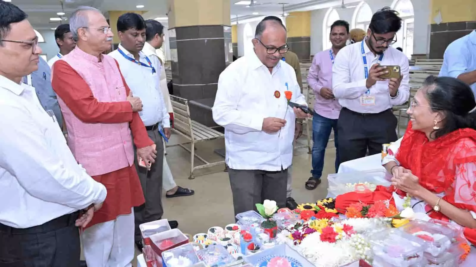 मुंबई बीएमसी मुख्यालय में खादी प्रदर्शनी के दौरान स्टॉल पर मौजूद उत्पादों को देखते गणेश खणकर और रवींद्र साठे। मुंबई बीएमसी मुख्यालय में खादी प्रदर्शनी के दौरान स्टॉल पर मौजूद उत्पादों को देखते गणेश खणकर और रवींद्र साठे।