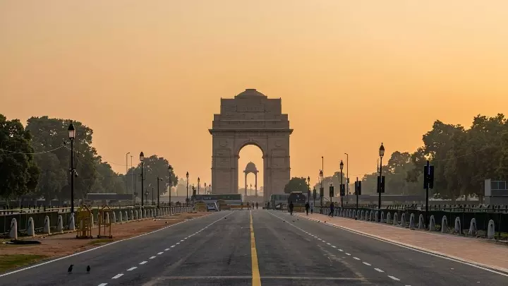 धुंध और प्रदूषण के कारण कम दृश्यता वाला दिल्ली का इंडिया गेट और खाली सड़क। धुंध और प्रदूषण के कारण कम दृश्यता वाला दिल्ली का इंडिया गेट और खाली सड़क।