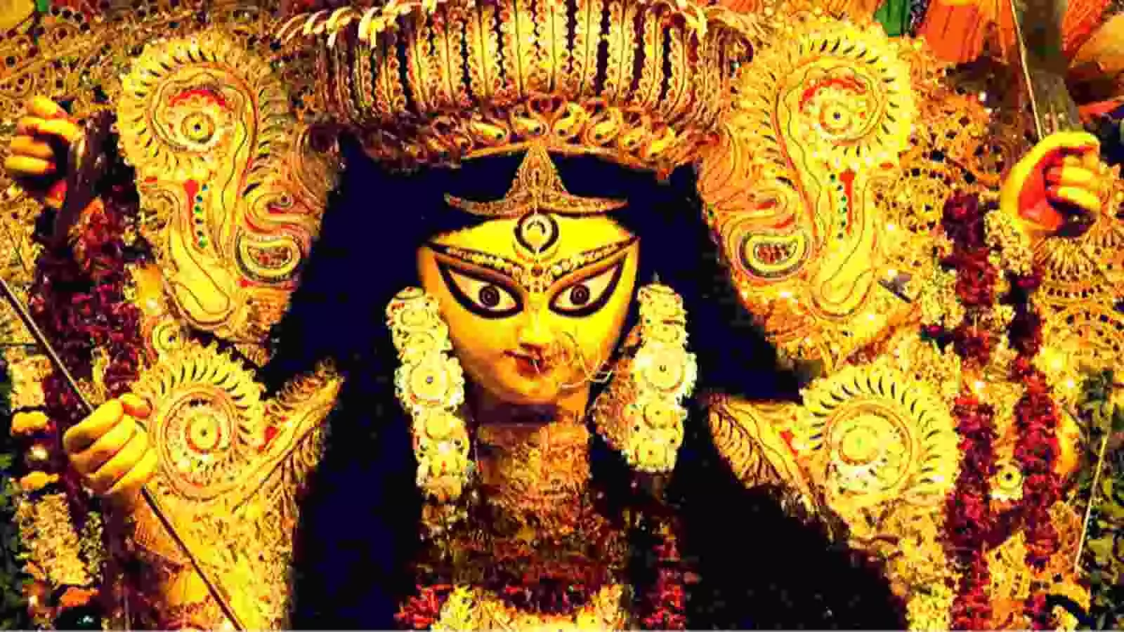 विशेष श्रृंगार और आभूषणों से सजी हुई मां दुर्गा की भव्य प्रतिमा पूजा पंडाल में। विशेष श्रृंगार और आभूषणों से सजी हुई मां दुर्गा की भव्य प्रतिमा पूजा पंडाल में।
