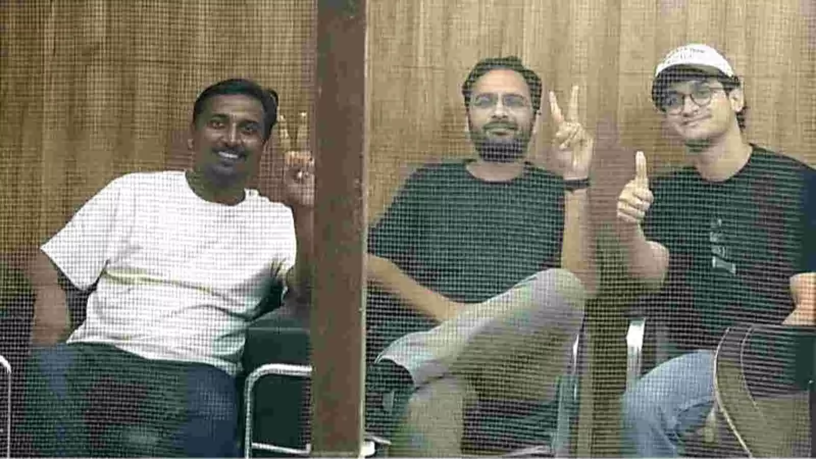 पुलिस स्टेशन की जालीदार खिड़की के पीछे बैठे अजिंक्य शिंदे, सौरव दास और आशुतोष रांका। पुलिस स्टेशन की जालीदार खिड़की के पीछे बैठे अजिंक्य शिंदे, सौरव दास और आशुतोष रांका।