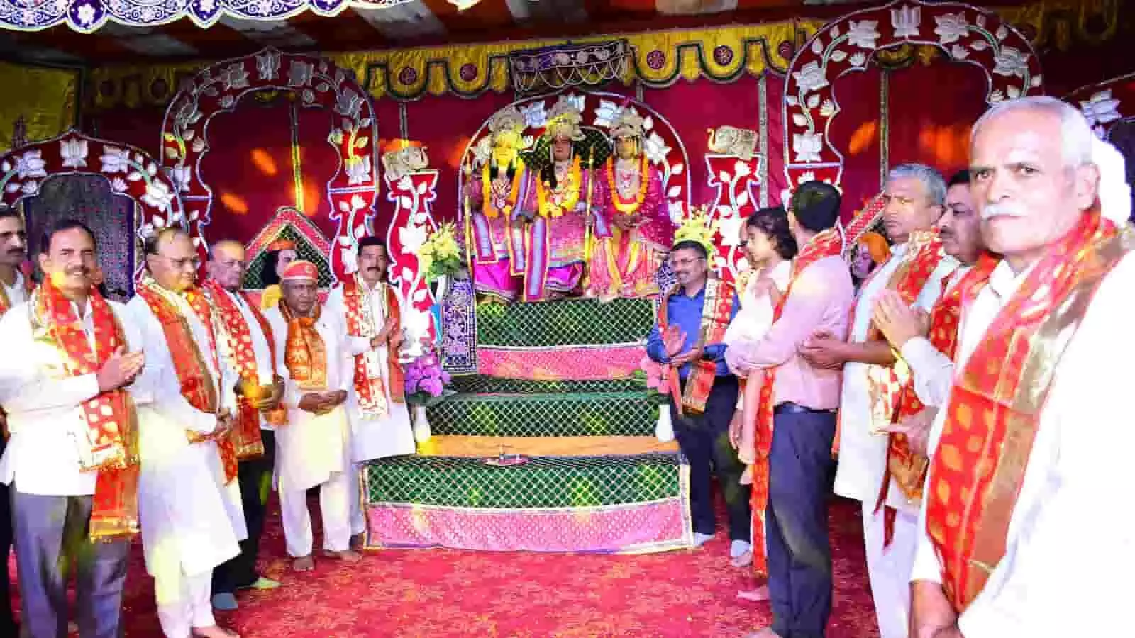 तस्वीर में उदयपुर की रामलीला मंच पर भगवान राम, सीता और लक्ष्मण के स्वरूपों की आरती करते अतिथि दिख रहे हैं। तस्वीर में उदयपुर की रामलीला मंच पर भगवान राम, सीता और लक्ष्मण के स्वरूपों की आरती करते अतिथि दिख रहे हैं।