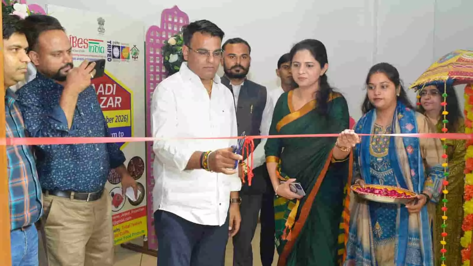 जयपुर में आदि बाजार के उद्घाटन के दौरान फीता काटते अतिथि और उपस्थित लोग। जयपुर में आदि बाजार के उद्घाटन के दौरान फीता काटते अतिथि और उपस्थित लोग।