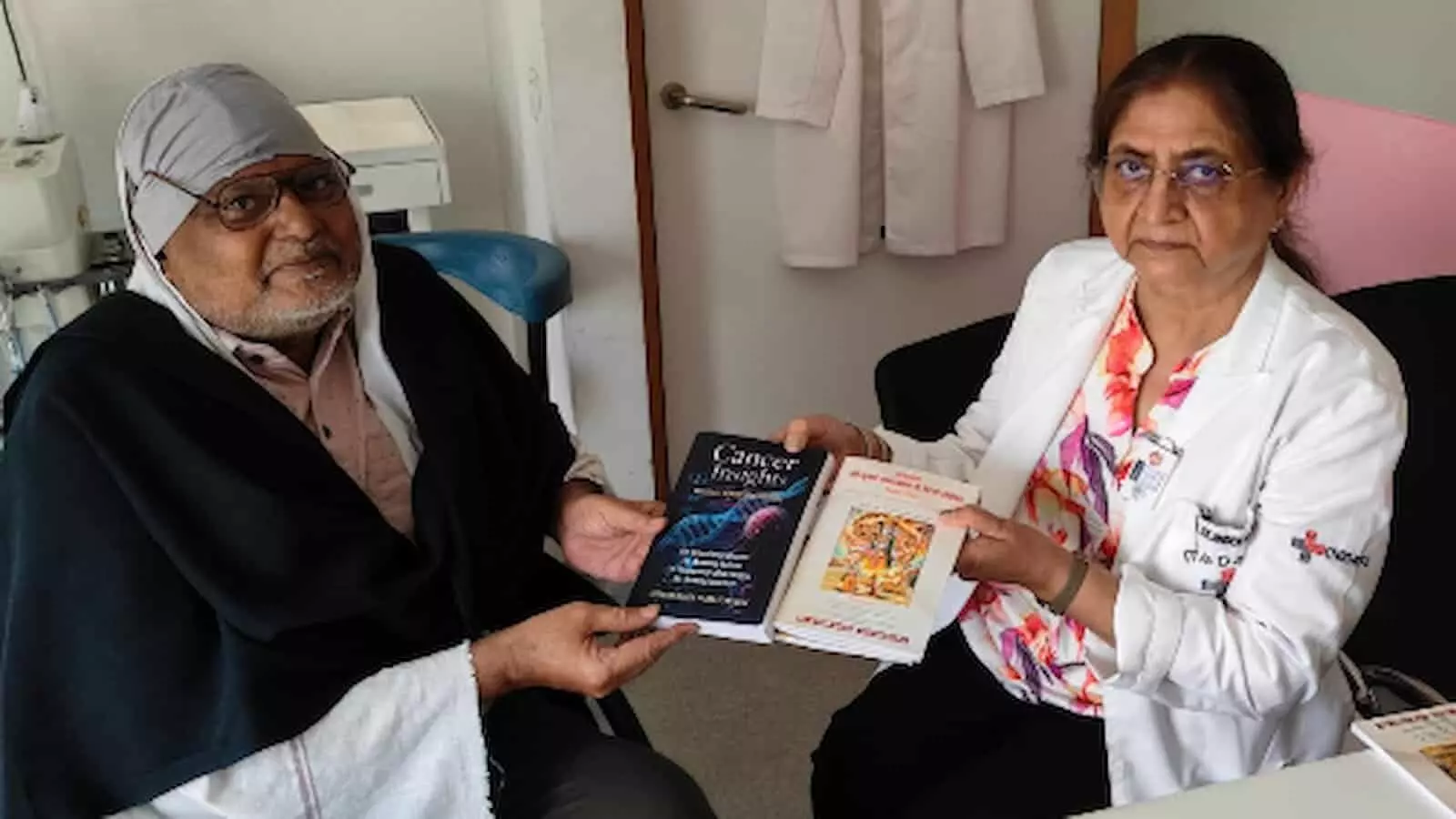 तस्वीर में डॉ. लोकमणि गुप्ता और डॉ. तेजिंदर कटारिया हाथ में कैंसर इनसाइट्स पुस्तक पकड़े हुए हैं। तस्वीर में डॉ. लोकमणि गुप्ता और डॉ. तेजिंदर कटारिया हाथ में कैंसर इनसाइट्स पुस्तक पकड़े हुए हैं।