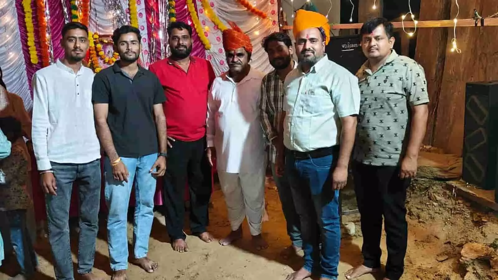 रायपुर वार्ड 10 गरबा महोत्सव में नगर पालिका अध्यक्ष और पार्षद का स्वागत करते ग्रामीण। रायपुर वार्ड 10 गरबा महोत्सव में नगर पालिका अध्यक्ष और पार्षद का स्वागत करते ग्रामीण।