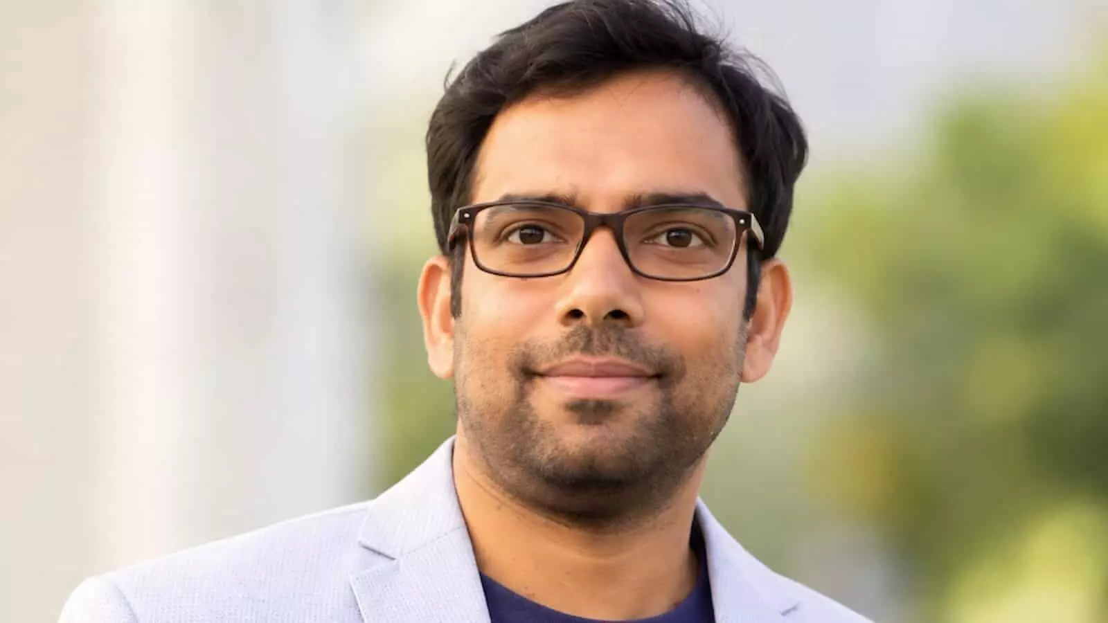 तस्वीर में चश्मा पहने रिकॉन एनर्जी के सीईओ किर्तेश बागरेचा नजर आ रहे हैं। तस्वीर में चश्मा पहने रिकॉन एनर्जी के सीईओ किर्तेश बागरेचा नजर आ रहे हैं।