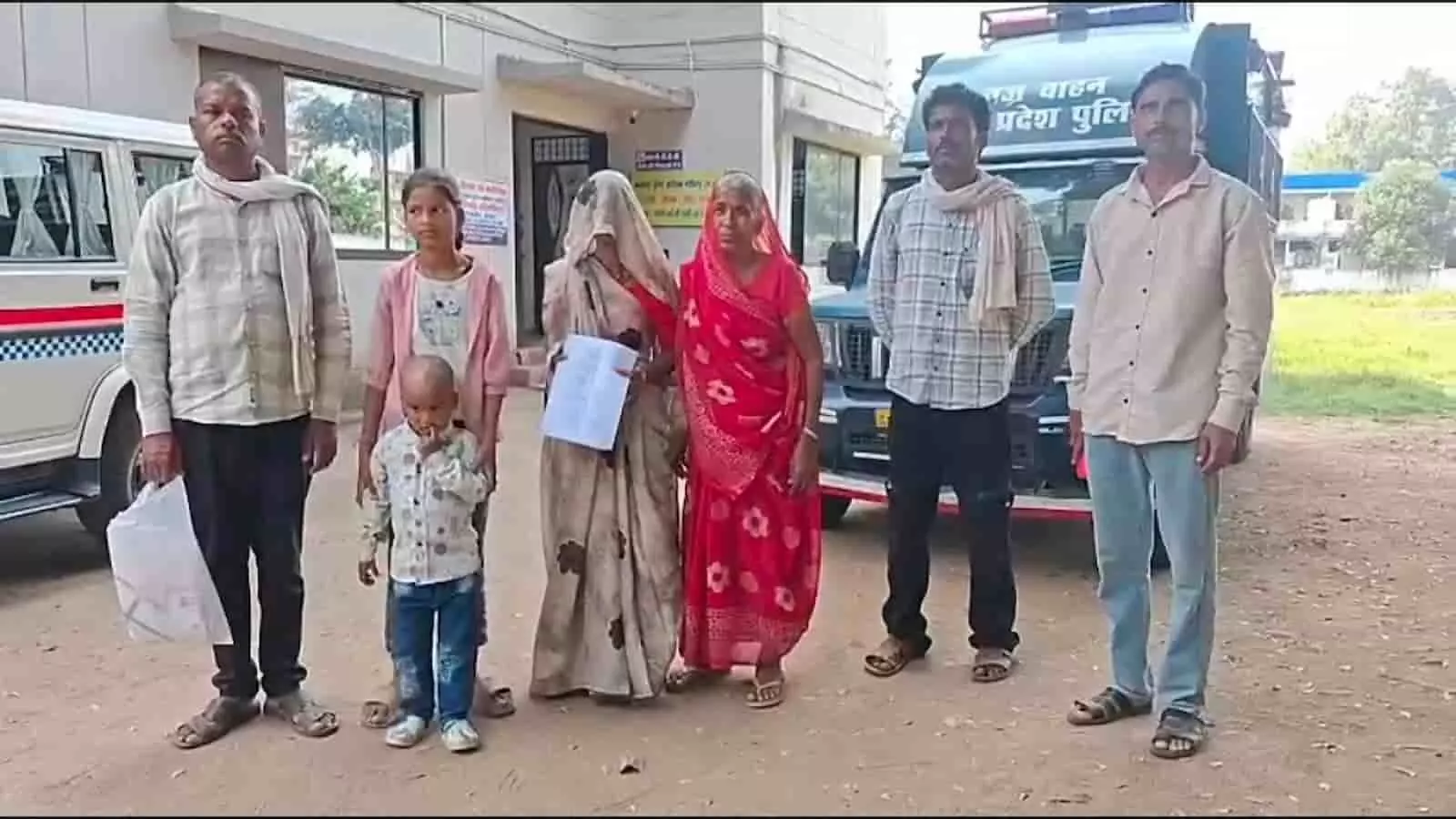 नरसिंहपुर जिले के तेंदूखेड़ा में सुरेंद्र सिंह की संदिग्ध मौत के मामले में न्याय की मांग करते परिजन। नरसिंहपुर जिले के तेंदूखेड़ा में सुरेंद्र सिंह की संदिग्ध मौत के मामले में न्याय की मांग करते परिजन।