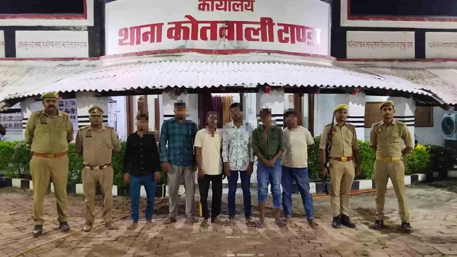 अंबेडकरनगर के कोतवाली टांडा थाने के सामने खड़े पुलिसकर्मी और गिरफ्तार आरोपी अंबेडकरनगर के कोतवाली टांडा थाने के सामने खड़े पुलिसकर्मी और गिरफ्तार आरोपी