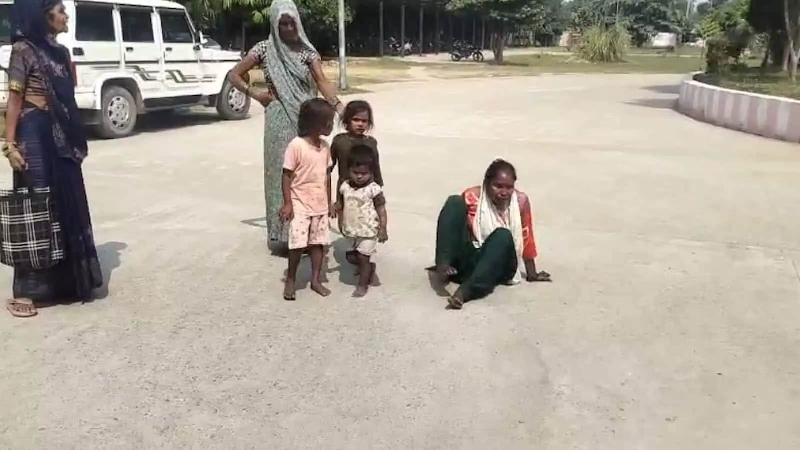 मुरैना कलेक्ट्रेट परिसर में जमीन पर बैठी बीमार महिला रानी वाल्मीकि और उसकी तीन बेटियां मुरैना कलेक्ट्रेट परिसर में जमीन पर बैठी बीमार महिला रानी वाल्मीकि और उसकी तीन बेटियां