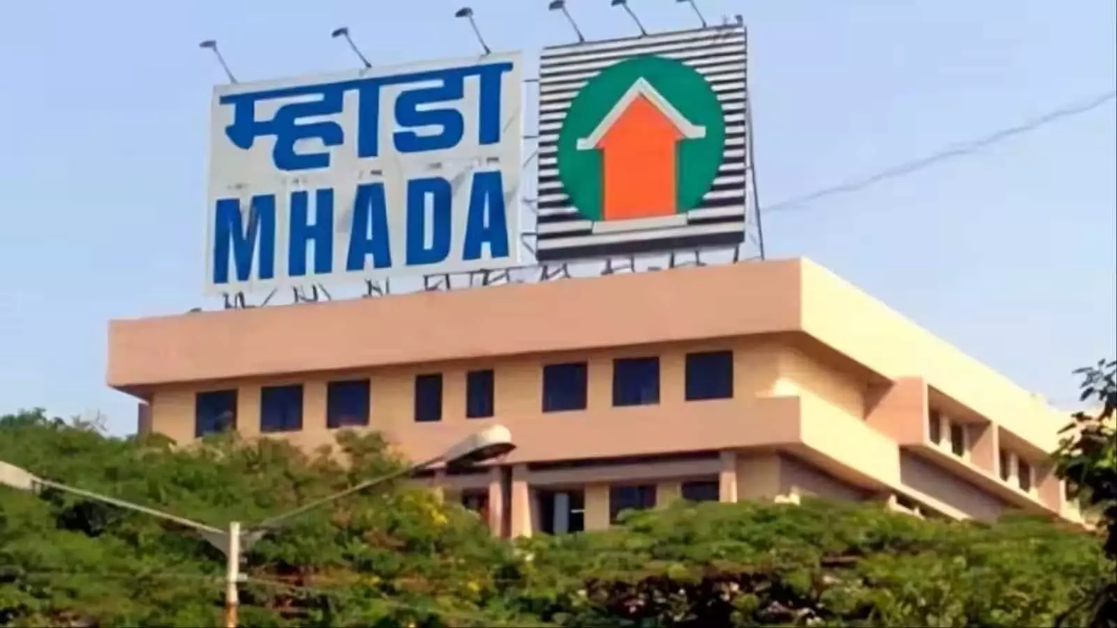 तस्वीर में म्हाडा का बोर्ड और इमारत दिख रही है जो पुणे आवास योजना का प्रतिनिधित्व करती है। तस्वीर में म्हाडा का बोर्ड और इमारत दिख रही है जो पुणे आवास योजना का प्रतिनिधित्व करती है।