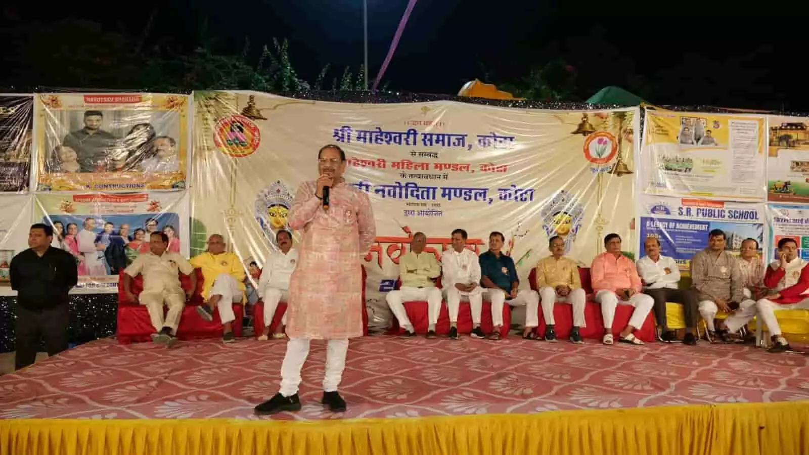 तस्वीर में मुख्य अतिथि राजेश कृष्ण बिरला कोटा में माहेश्वरी समाज के मंच पर संबोधन देते दिख रहे हैं। तस्वीर में मुख्य अतिथि राजेश कृष्ण बिरला कोटा में माहेश्वरी समाज के मंच पर संबोधन देते दिख रहे हैं।
