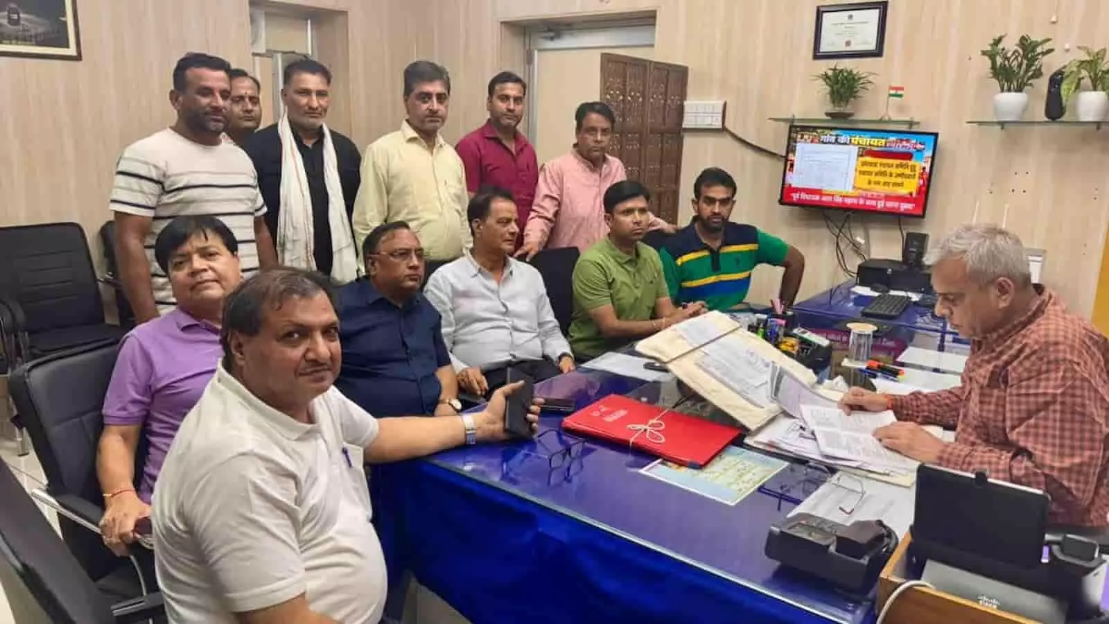तस्वीर में कोटा के अधीक्षण अभियंता कार्यालय में विद्युत बिल फिक्स्ड चार्ज वृद्धि के विरोध में बैठक करते हॉस्टल संचालक। तस्वीर में कोटा के अधीक्षण अभियंता कार्यालय में विद्युत बिल फिक्स्ड चार्ज वृद्धि के विरोध में बैठक करते हॉस्टल संचालक।