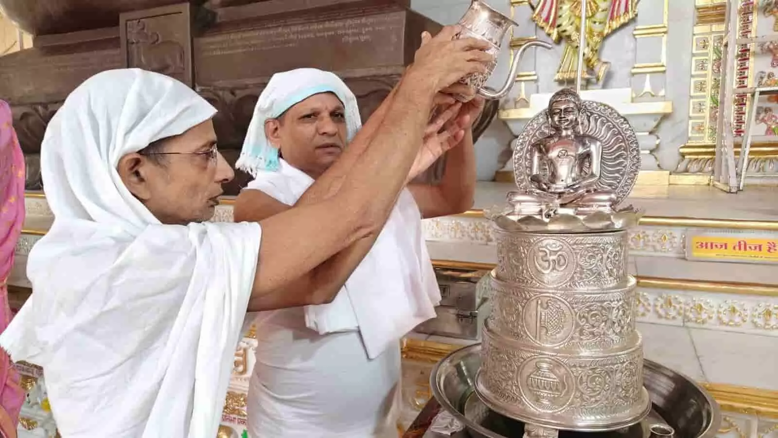 तस्वीर में कोटा के पुण्योदय अतिशय क्षेत्र में धार्मिक अनुष्ठान के दौरान अभिषेक करते श्रद्धालु नजर आ रहे हैं। तस्वीर में कोटा के पुण्योदय अतिशय क्षेत्र में धार्मिक अनुष्ठान के दौरान अभिषेक करते श्रद्धालु नजर आ रहे हैं।