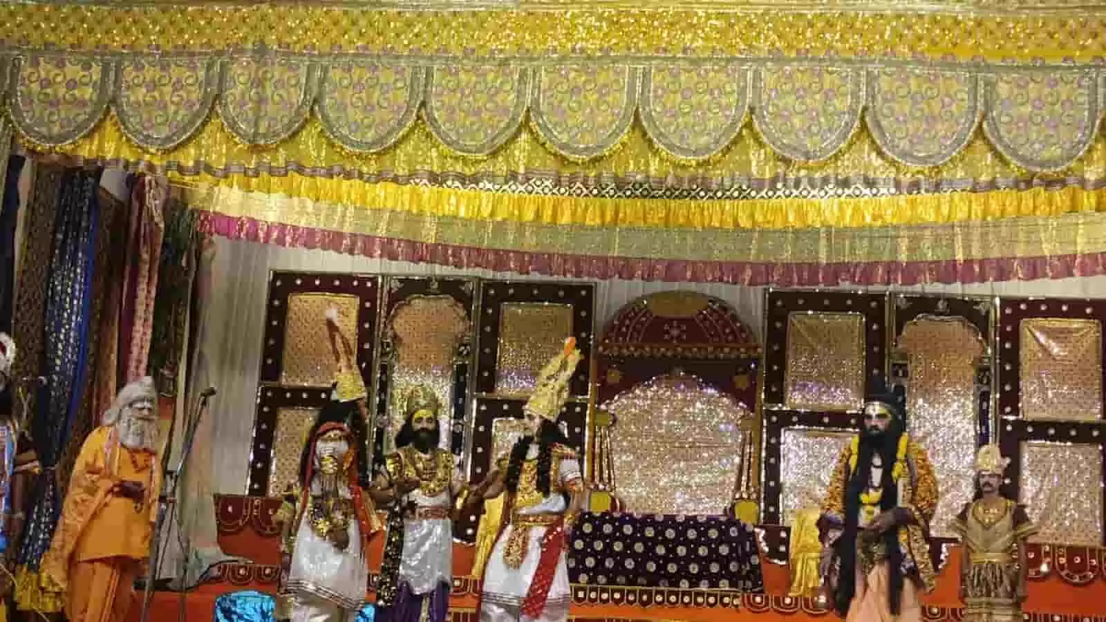तस्वीर में कोटा दशहरा मेले के श्रीराम रंगमंच पर रामलीला का मंचन करते कलाकार दिख रहे हैं। तस्वीर में कोटा दशहरा मेले के श्रीराम रंगमंच पर रामलीला का मंचन करते कलाकार दिख रहे हैं।