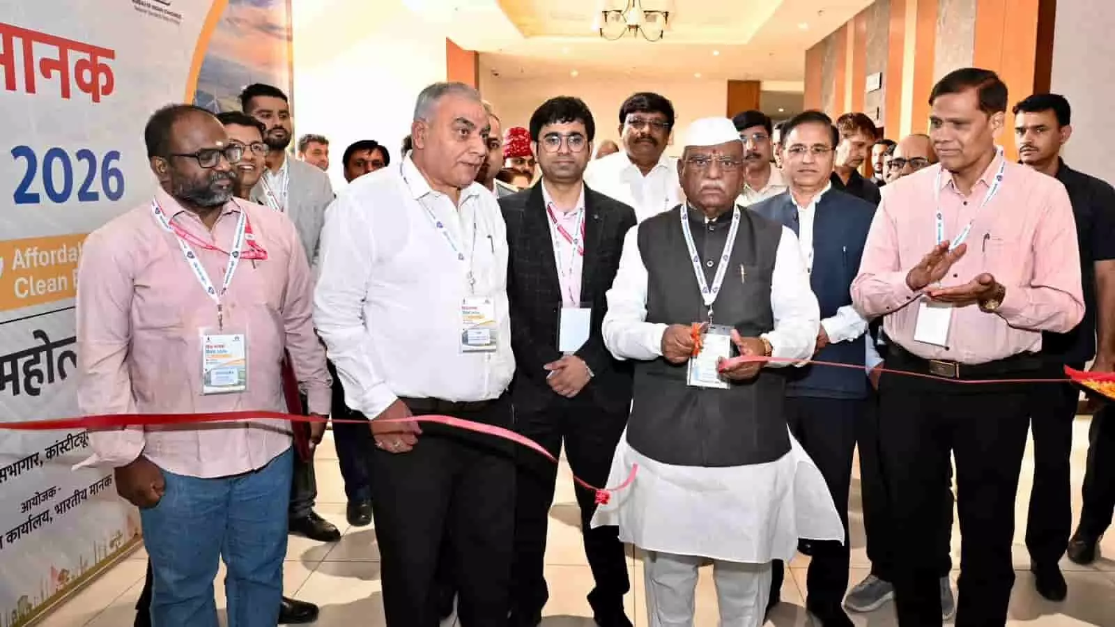 तस्वीर में राज्यपाल हरिभाऊ बागडे जयपुर में विश्व मानक दिवस समारोह का फीता काटते हुए दिख रहे हैं। तस्वीर में राज्यपाल हरिभाऊ बागडे जयपुर में विश्व मानक दिवस समारोह का फीता काटते हुए दिख रहे हैं।