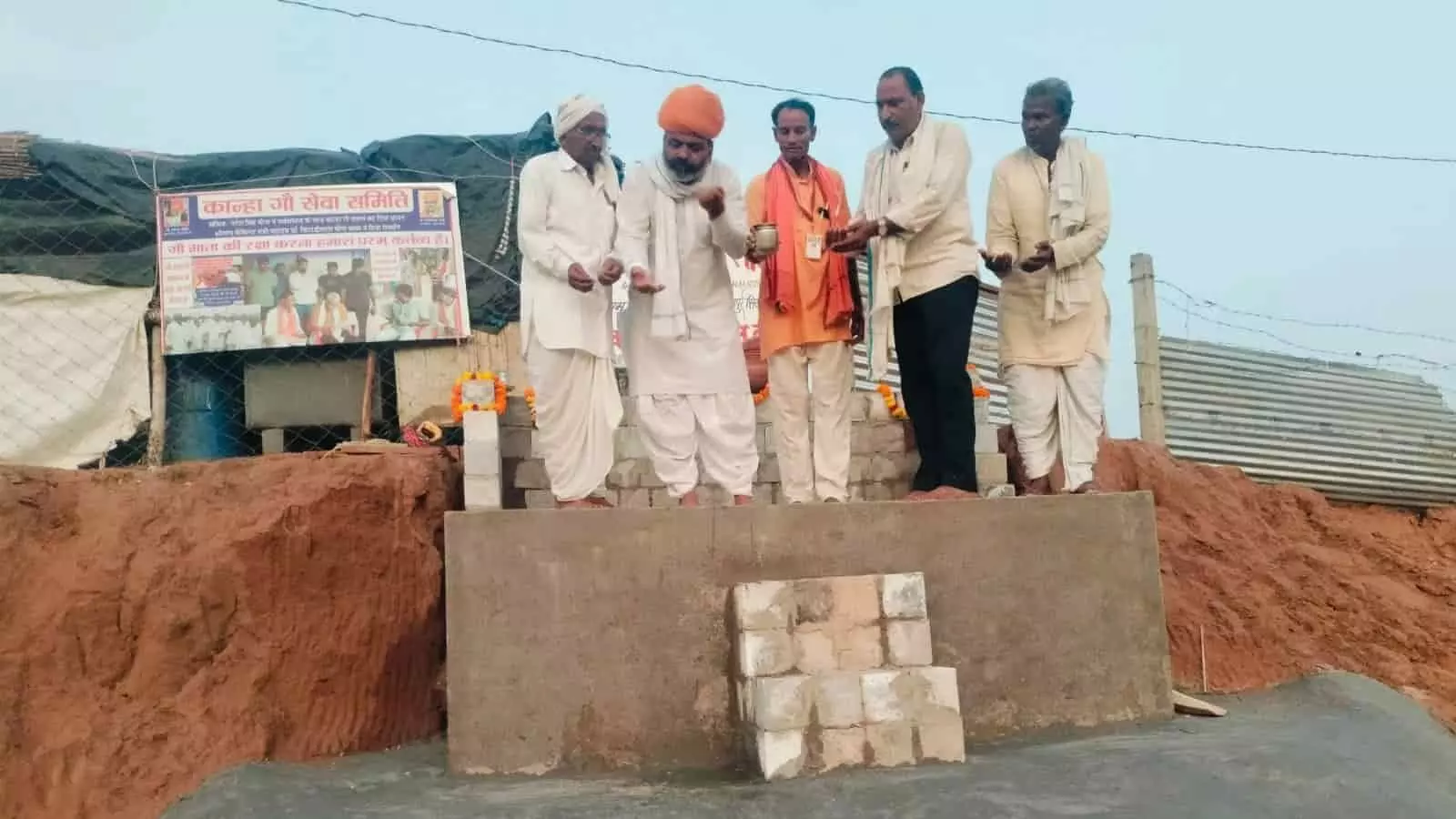गंगापुर सिटी की कान्हा गौशाला में चबूतरे पर खड़े लोग दीप प्रज्ज्वलित कर रहे हैं। गंगापुर सिटी की कान्हा गौशाला में चबूतरे पर खड़े लोग दीप प्रज्ज्वलित कर रहे हैं।