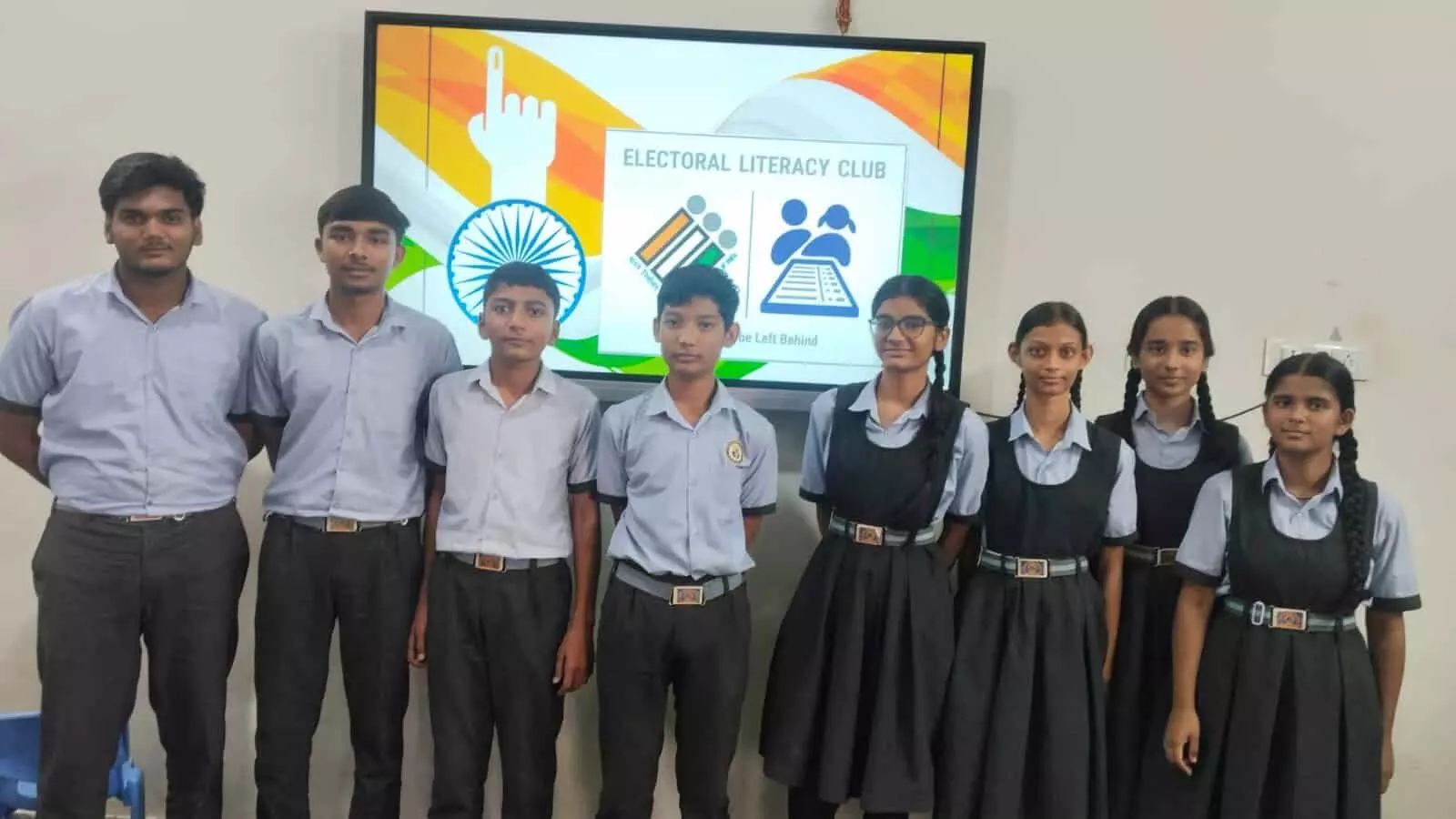 तस्वीर में इलेक्टोरल लिटरेसी क्लब के डिजिटल बोर्ड के आगे खड़े खेरवाड़ा स्कूल के विद्यार्थी। तस्वीर में इलेक्टोरल लिटरेसी क्लब के डिजिटल बोर्ड के आगे खड़े खेरवाड़ा स्कूल के विद्यार्थी।