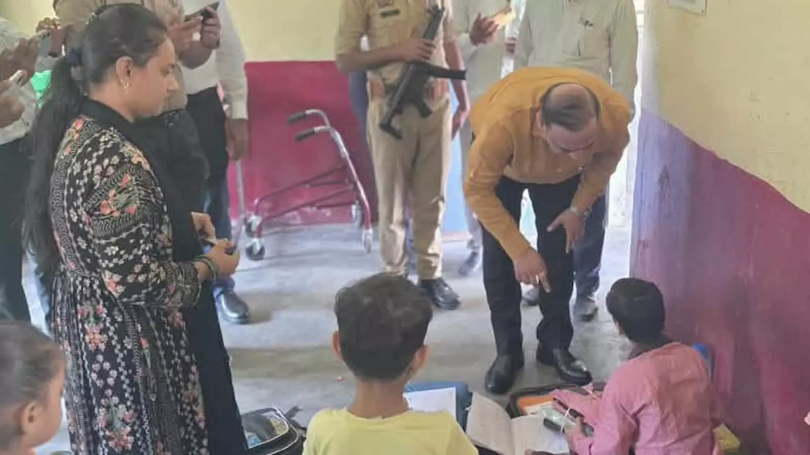 तस्वीर में जालौन के जिलाधिकारी दिव्यांग बालिका से बातचीत कर उसकी शिक्षा की व्यवस्था करते हुए। तस्वीर में जालौन के जिलाधिकारी दिव्यांग बालिका से बातचीत कर उसकी शिक्षा की व्यवस्था करते हुए।