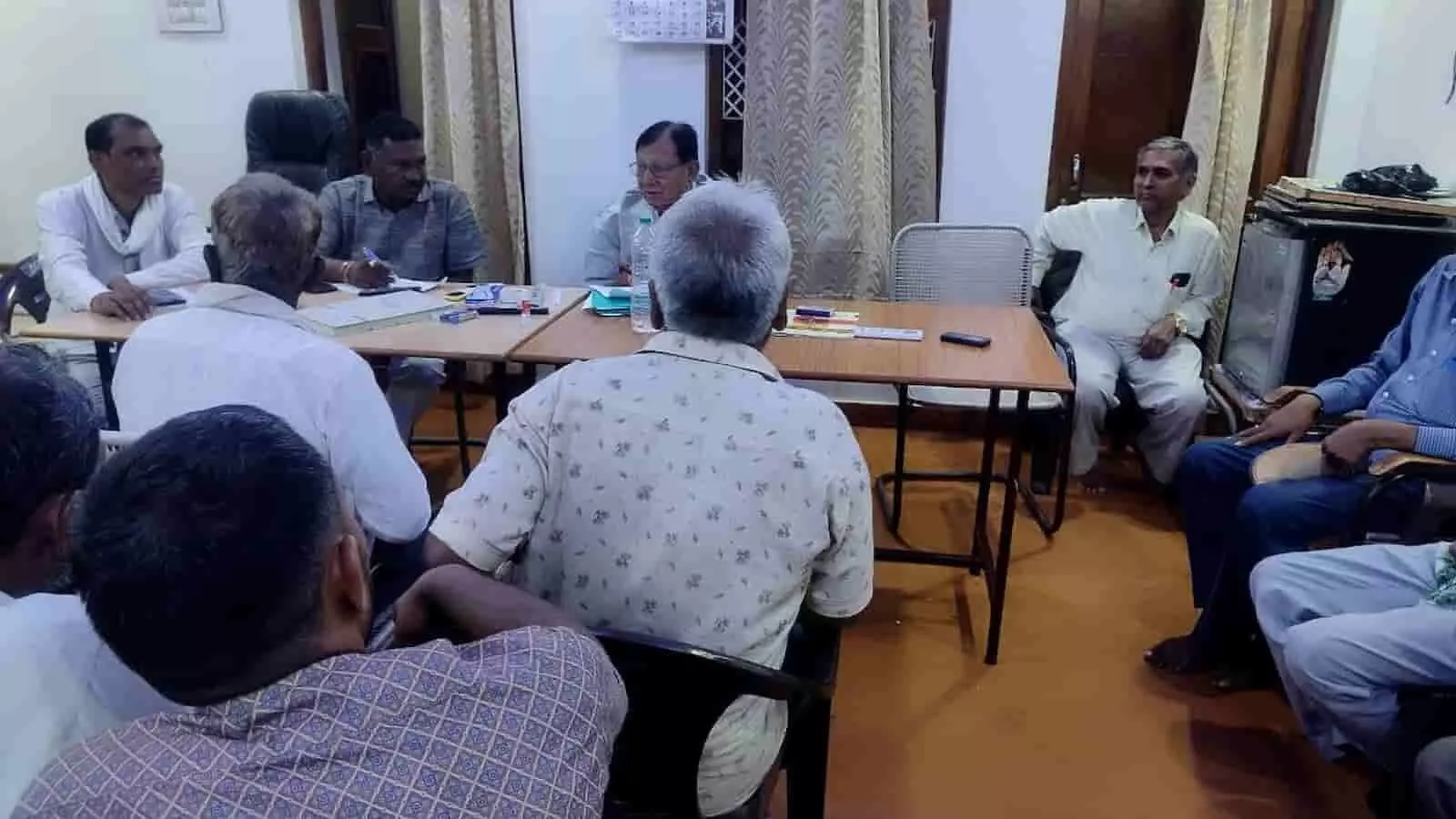 तस्वीर में खेरवाड़ा ब्लॉक कांग्रेस कार्यालय की बैठक में विधायक डॉ. दयाराम परमार और अन्य नेता चर्चा करते दिख रहे हैं। तस्वीर में खेरवाड़ा ब्लॉक कांग्रेस कार्यालय की बैठक में विधायक डॉ. दयाराम परमार और अन्य नेता चर्चा करते दिख रहे हैं।