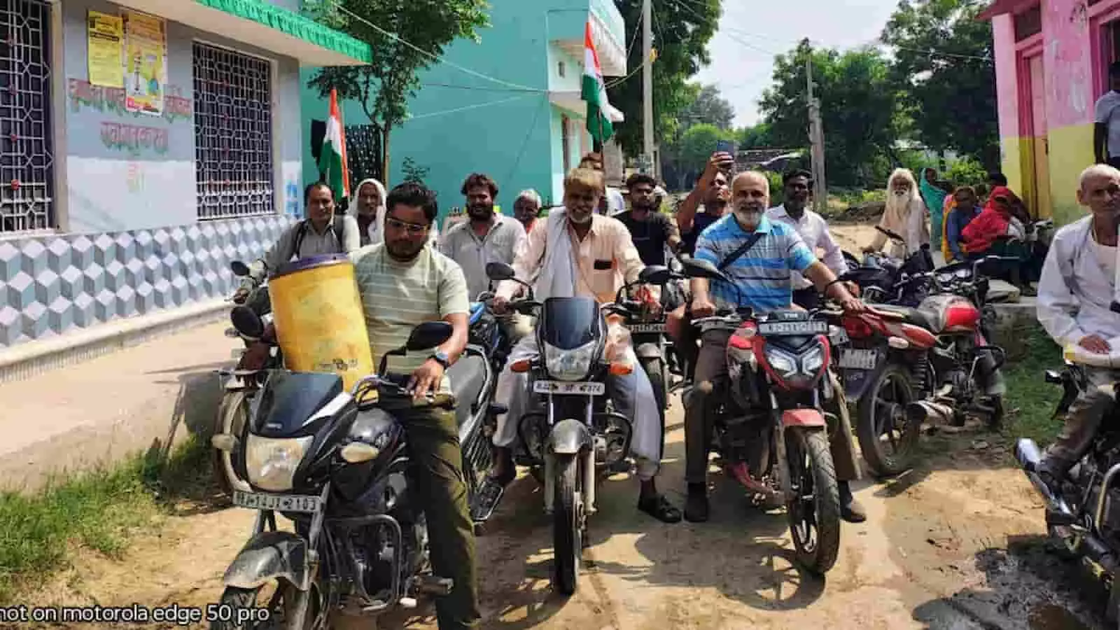 तस्वीर में ग्रामीण वजीरपुर में पंचायत चुनाव मतदाता जागरूकता रैली के दौरान बाइक चलाते दिख रहे हैं। तस्वीर में ग्रामीण वजीरपुर में पंचायत चुनाव मतदाता जागरूकता रैली के दौरान बाइक चलाते दिख रहे हैं।