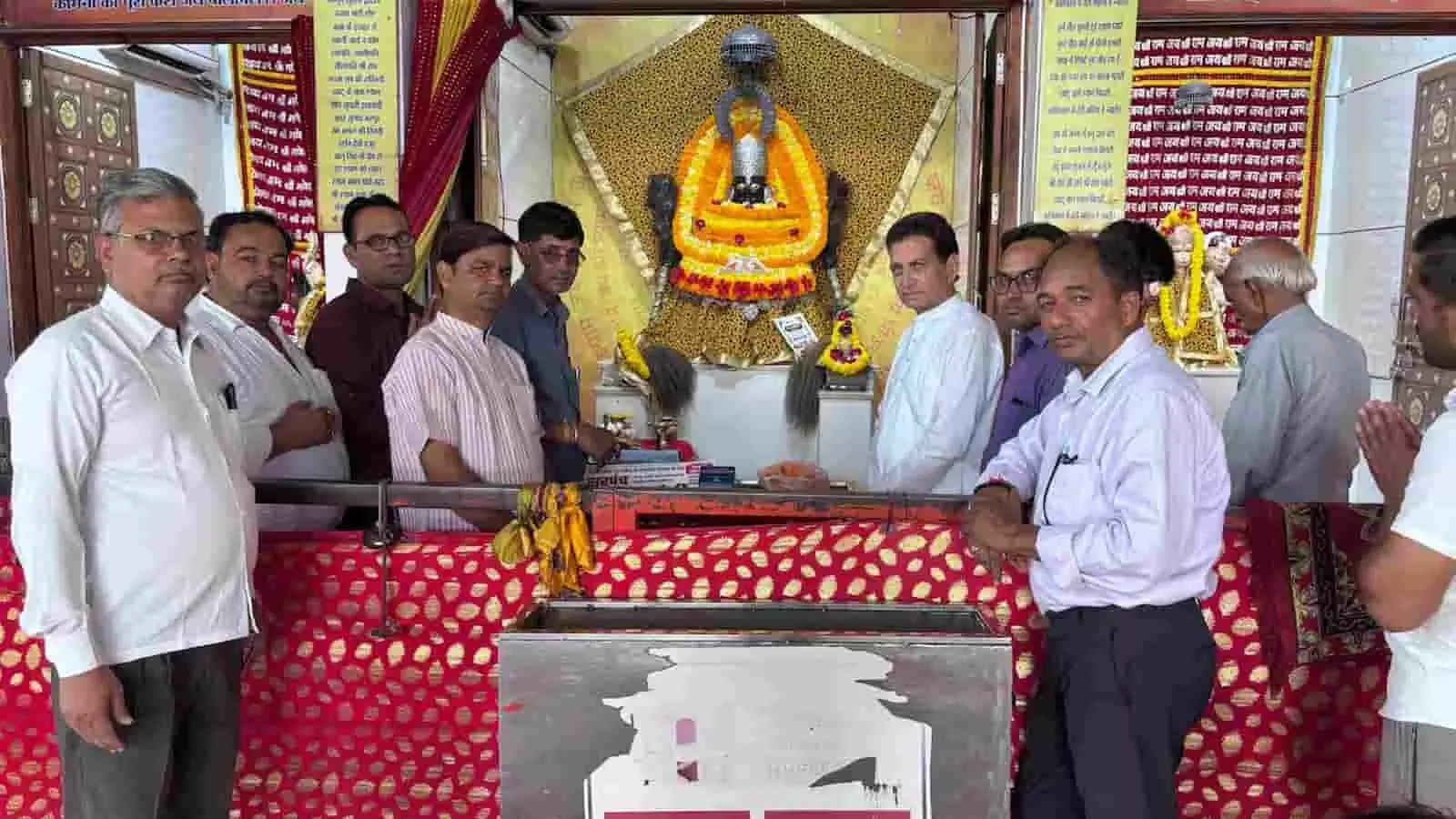तस्वीर में गंगापुर सिटी के खाटू श्याम मंदिर में पूजा करते विप्र फाउंडेशन के पदाधिकारी दिख रहे हैं। तस्वीर में गंगापुर सिटी के खाटू श्याम मंदिर में पूजा करते विप्र फाउंडेशन के पदाधिकारी दिख रहे हैं।