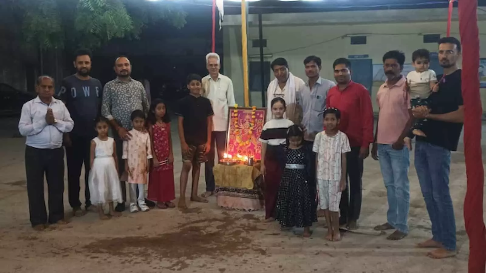 तस्वीर में खेरोदा में नवरात्रि के अवसर पर माता रानी की पूजा करते हुए ग्रामीण और बच्चे दिख रहे हैं। तस्वीर में खेरोदा में नवरात्रि के अवसर पर माता रानी की पूजा करते हुए ग्रामीण और बच्चे दिख रहे हैं।