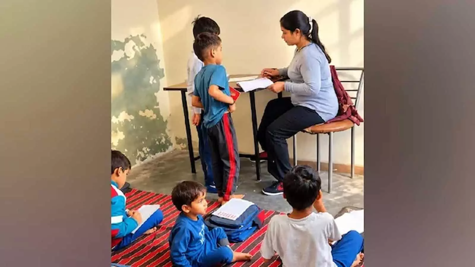 तस्वीर में मीना कुमारी फतेहाबाद के आजाद नगर में बच्चों को पढ़ाते हुए दिख रही हैं। तस्वीर में मीना कुमारी फतेहाबाद के आजाद नगर में बच्चों को पढ़ाते हुए दिख रही हैं।