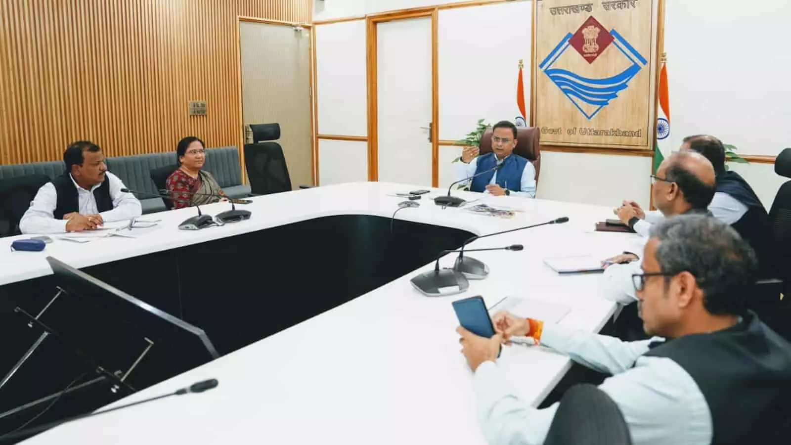 तस्वीर में प्रमुख सचिव आर.के. सुधांशु सचिवालय में अधिकारियों के साथ प्रवासी उत्तराखण्डी दिवस की बैठक करते दिख रहे हैं। तस्वीर में प्रमुख सचिव आर.के. सुधांशु सचिवालय में अधिकारियों के साथ प्रवासी उत्तराखण्डी दिवस की बैठक करते दिख रहे हैं।