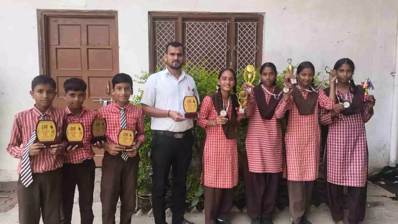 तस्वीर में ट्रॉफी और मेडल के साथ खड़े विजेता विद्यार्थी और उनके शिक्षक बड़वल में। तस्वीर में ट्रॉफी और मेडल के साथ खड़े विजेता विद्यार्थी और उनके शिक्षक बड़वल में।