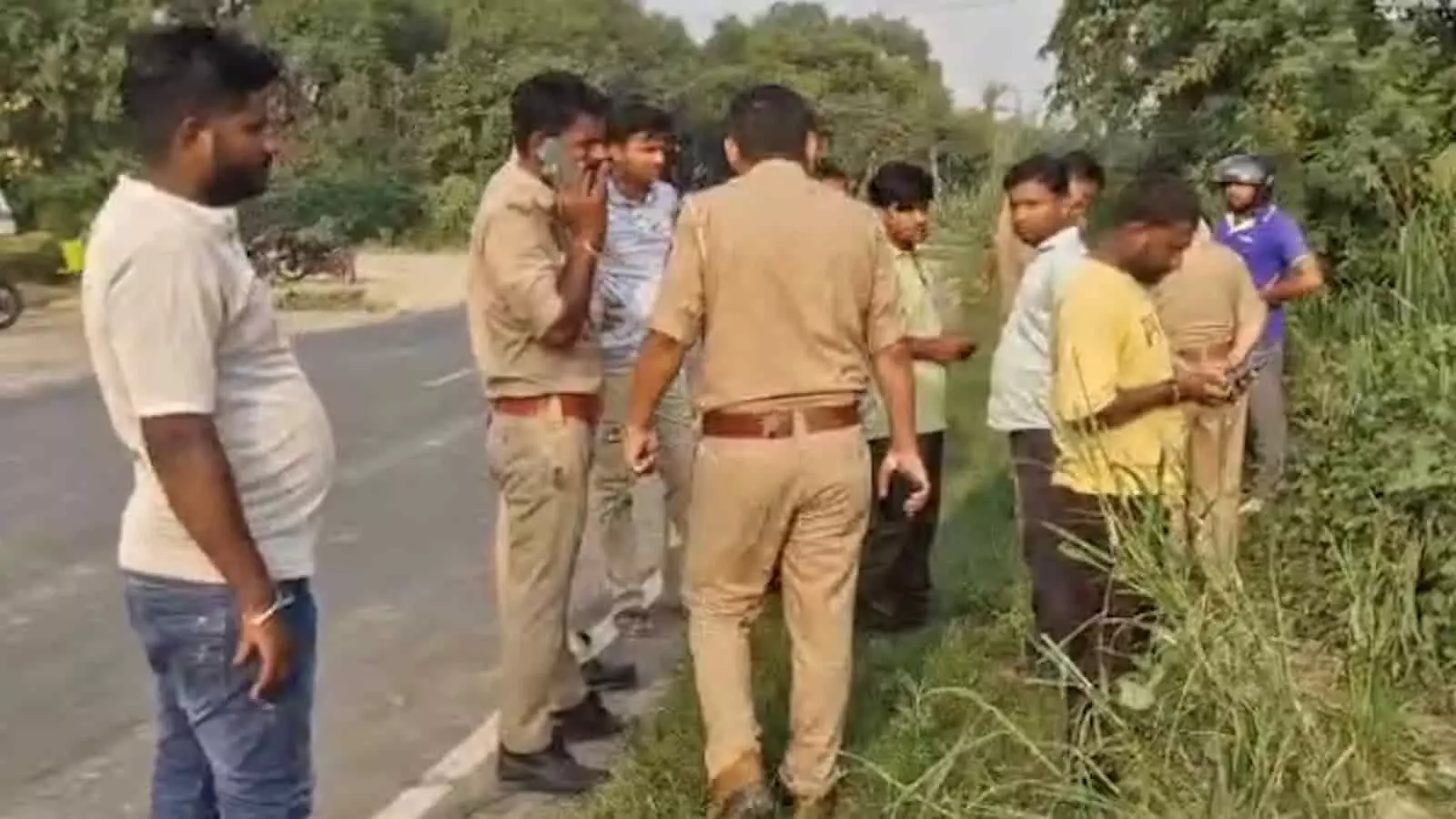 तस्वीर में एटा के जावड़ा चौकी के पास सड़क किनारे पलटी हुई मैक्स पिकअप गाड़ी और दुर्घटनास्थल का दृश्य दिख रहा है। तस्वीर में एटा के जावड़ा चौकी के पास सड़क किनारे पलटी हुई मैक्स पिकअप गाड़ी और दुर्घटनास्थल का दृश्य दिख रहा है।