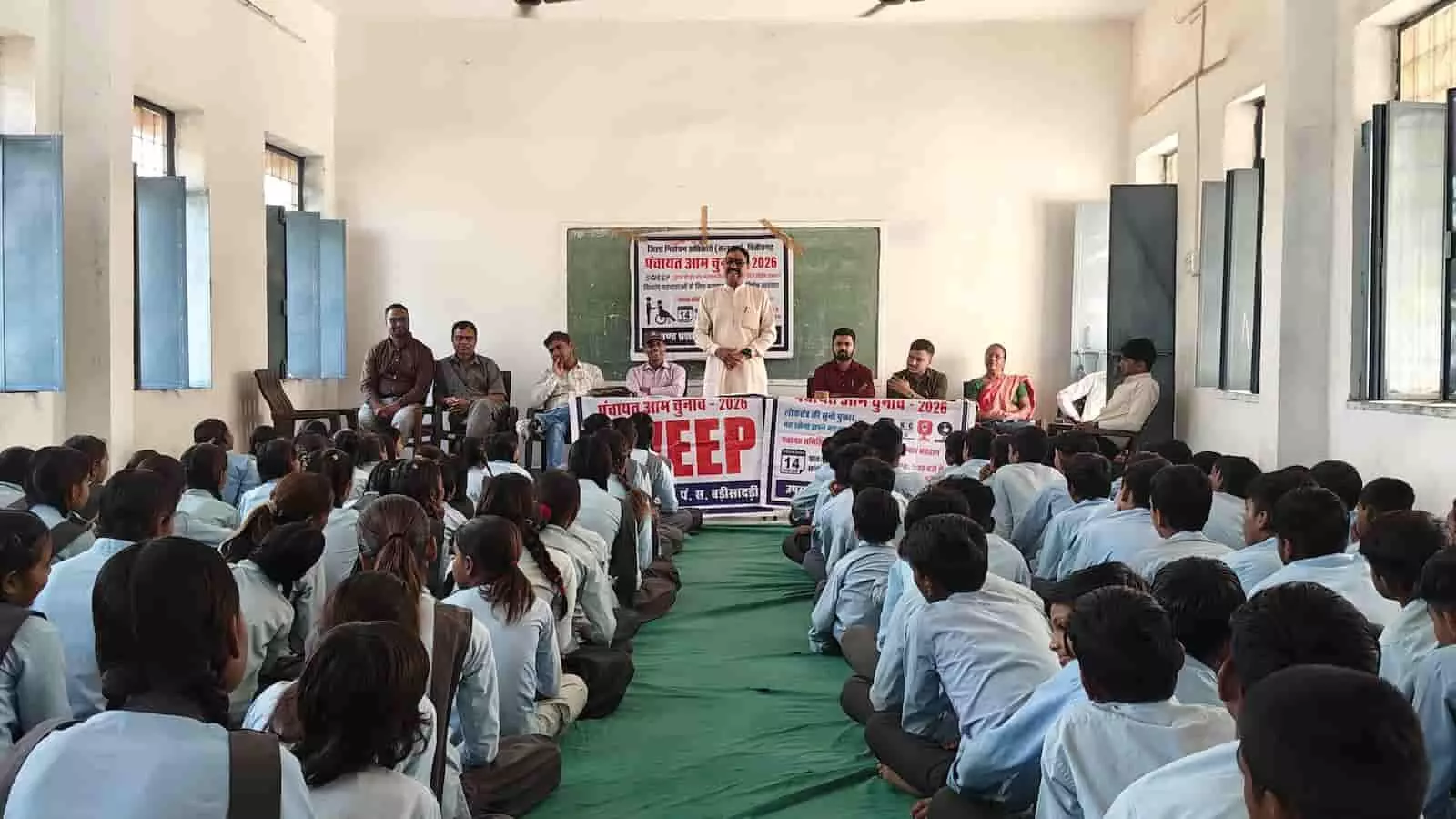 तस्वीर में कक्षा में बैठे विद्यार्थियों को सम्बोधित करते स्वीप अधिकारी मतदान जागरूकता अभियान चला रहे हैं। तस्वीर में कक्षा में बैठे विद्यार्थियों को सम्बोधित करते स्वीप अधिकारी मतदान जागरूकता अभियान चला रहे हैं।