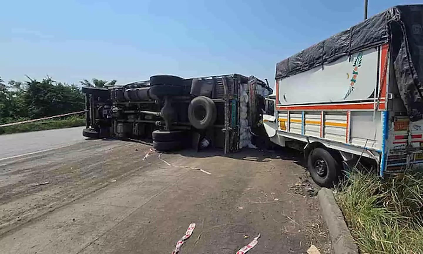 मुंबई-अहमदाबाद हाईवे पर दुर्घटनाग्रस्त होकर पलटा हुआ ट्रक और दूसरा वाहन मुंबई-अहमदाबाद हाईवे पर दुर्घटनाग्रस्त होकर पलटा हुआ ट्रक और दूसरा वाहन