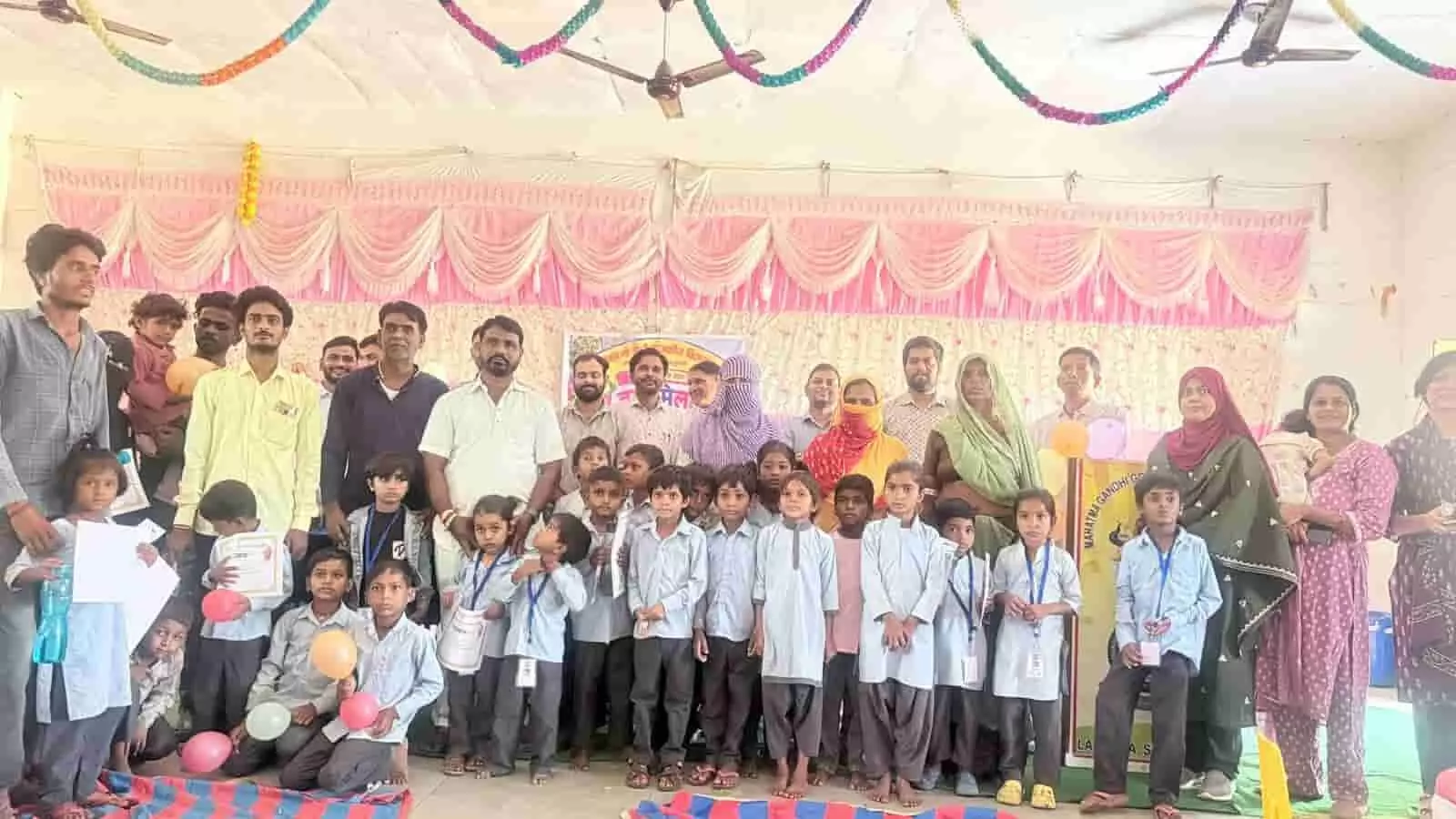तस्वीर में लसाड़िया के महात्मा गांधी स्कूल में आयोजित बाल मेले के दौरान सामूहिक तस्वीर खिंचवाते बच्चे और शिक्षक। तस्वीर में लसाड़िया के महात्मा गांधी स्कूल में आयोजित बाल मेले के दौरान सामूहिक तस्वीर खिंचवाते बच्चे और शिक्षक।